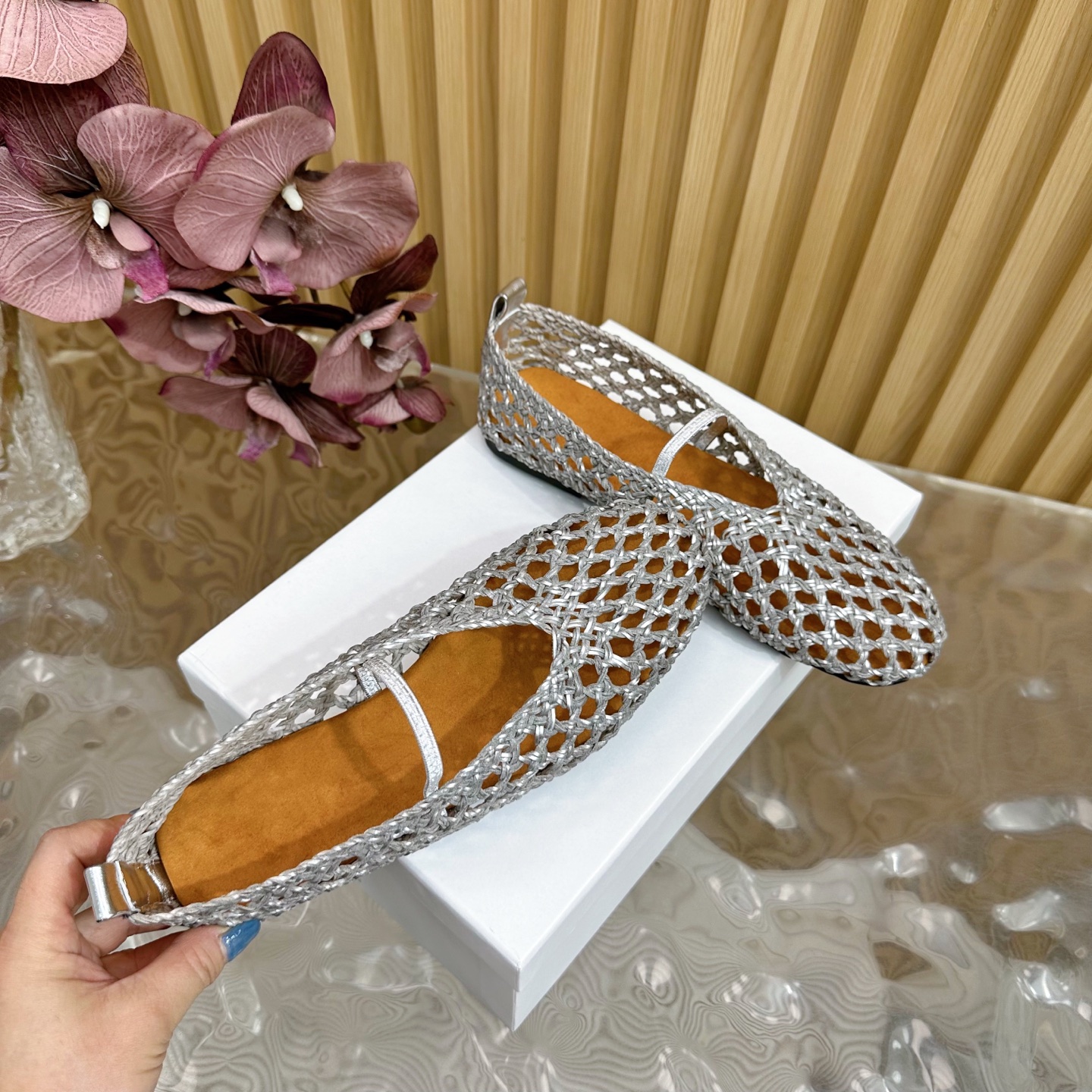 Fashion Trends for Summer 2025: Shiny Crystal-Coated Shoes with Velvet Details. - 图片 3