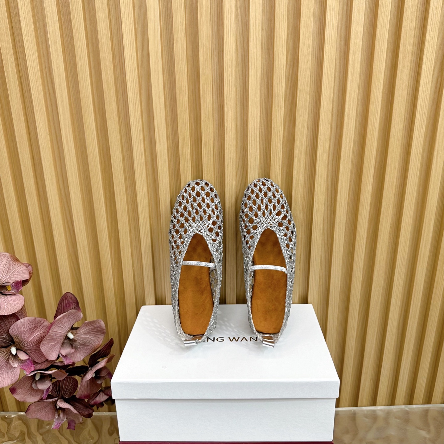 Fashion Trends for Summer 2025: Shiny Crystal-Coated Shoes with Velvet Details. - 图片 4