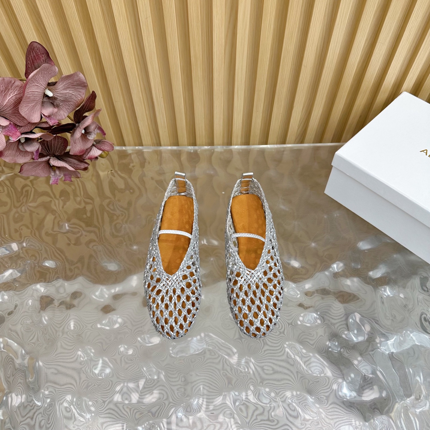 Fashion Trends for Summer 2025: Shiny Crystal-Coated Shoes with Velvet Details. - 图片 5