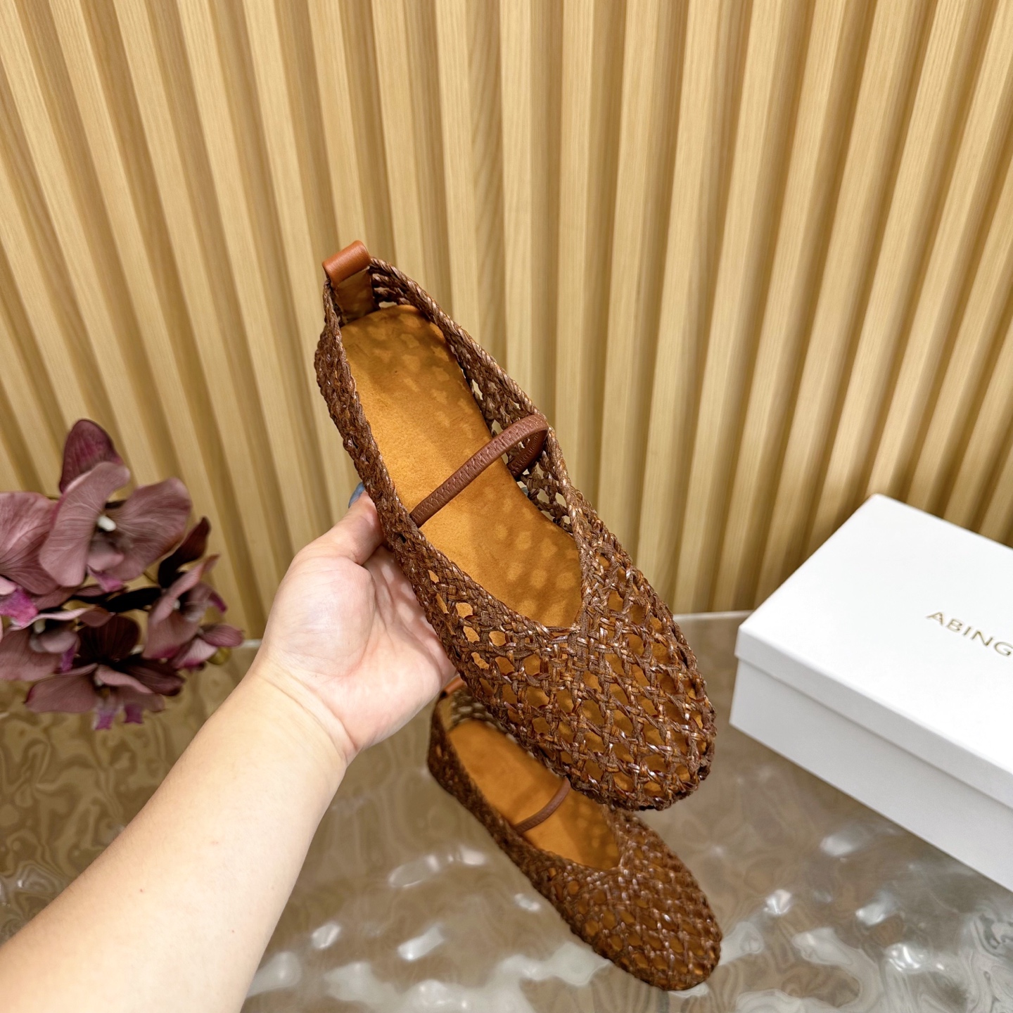 Fashion Trends for Summer 2025: Shiny Crystal-Coated Shoes with Velvet Pumping Foot. - 图片 9