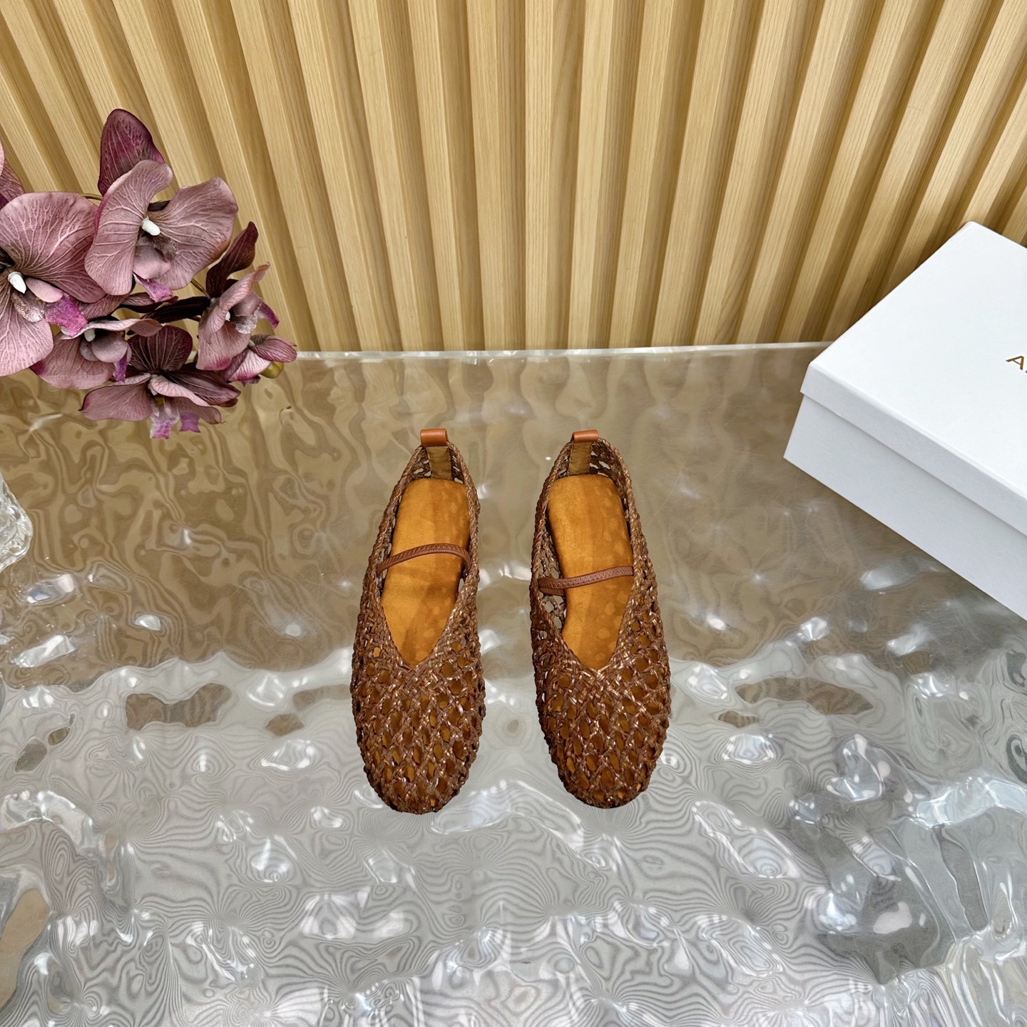 Fashion Trends for Summer 2025: Shiny Crystal-Coated Shoes with Velvet Pumping Foot. - 图片 5