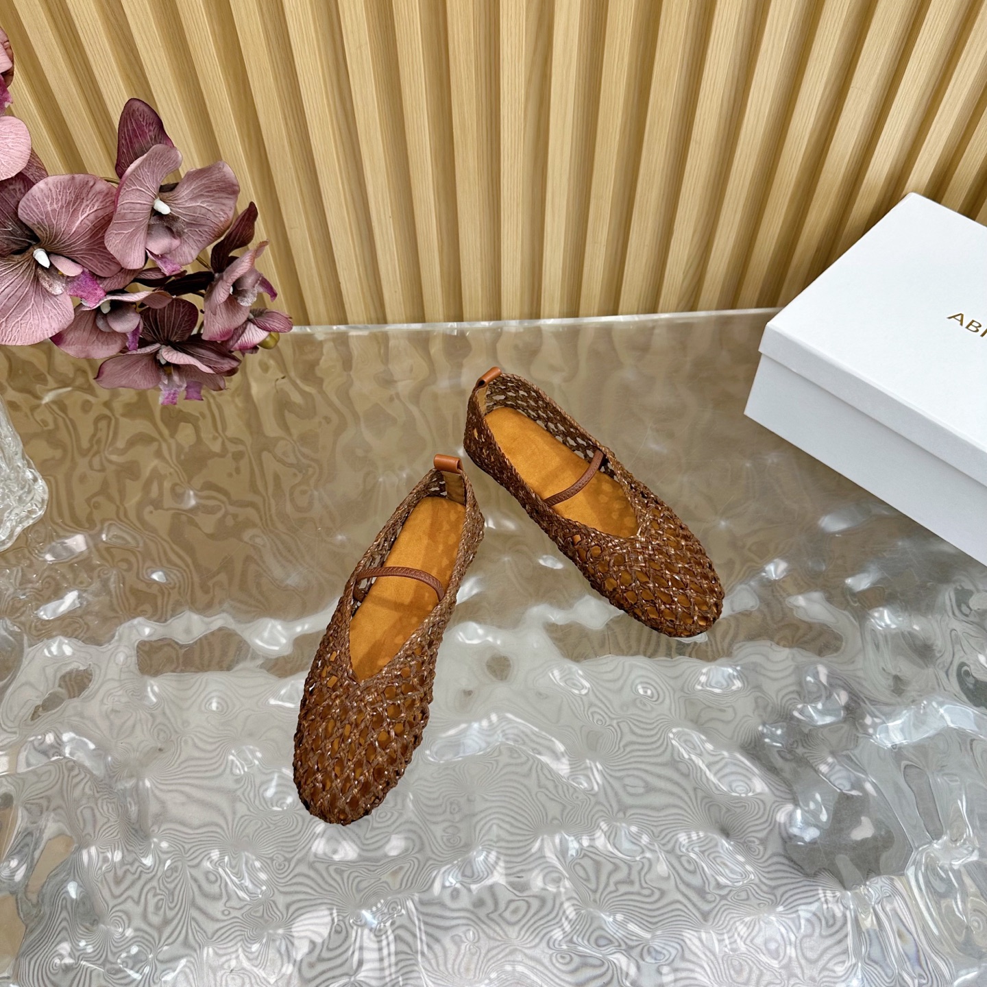 Fashion Trends for Summer 2025: Shiny Crystal-Coated Shoes with Velvet Pumping Foot. - 图片 7