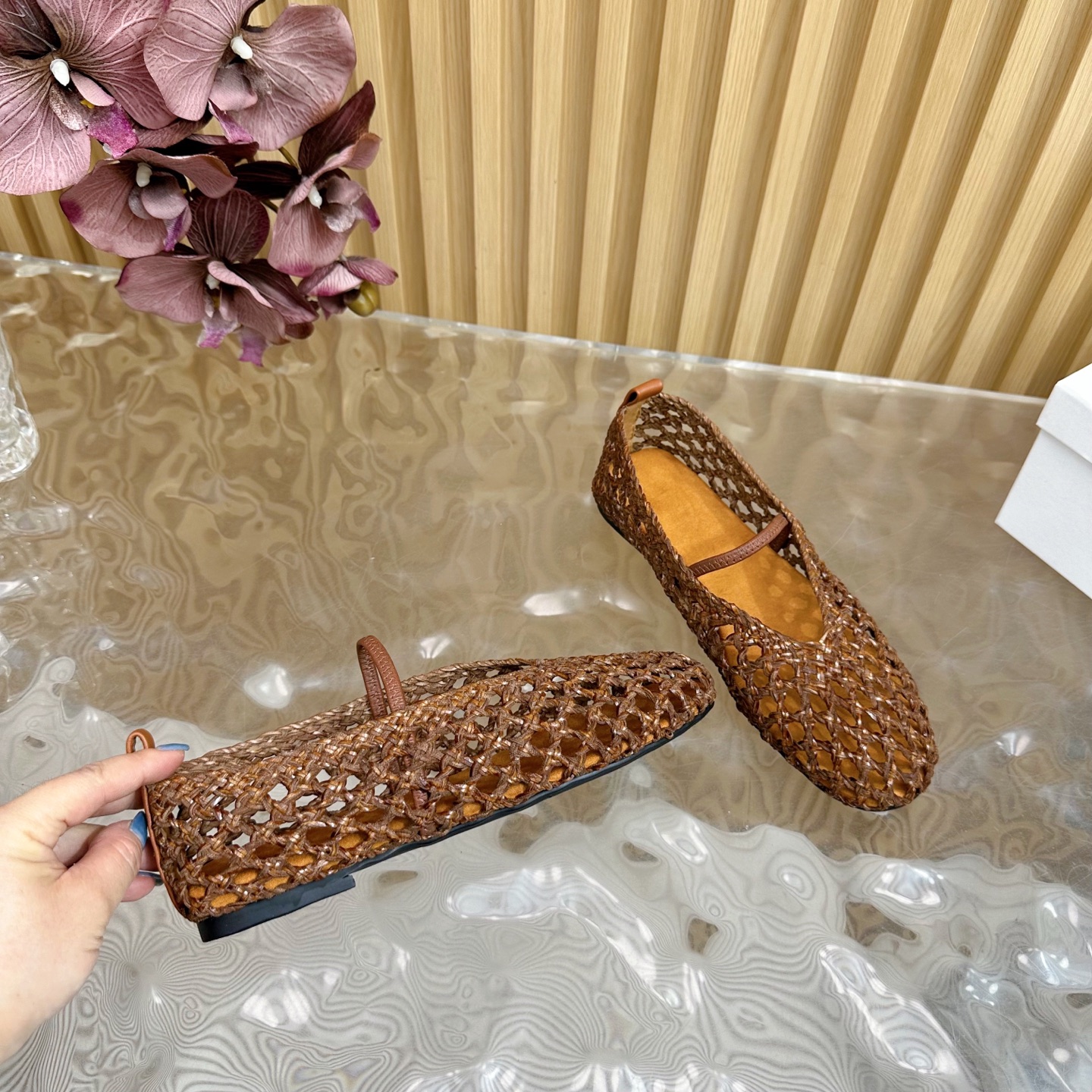 Fashion Trends for Summer 2025: Shiny Crystal-Coated Shoes with Velvet Pumping Foot. - 图片 8