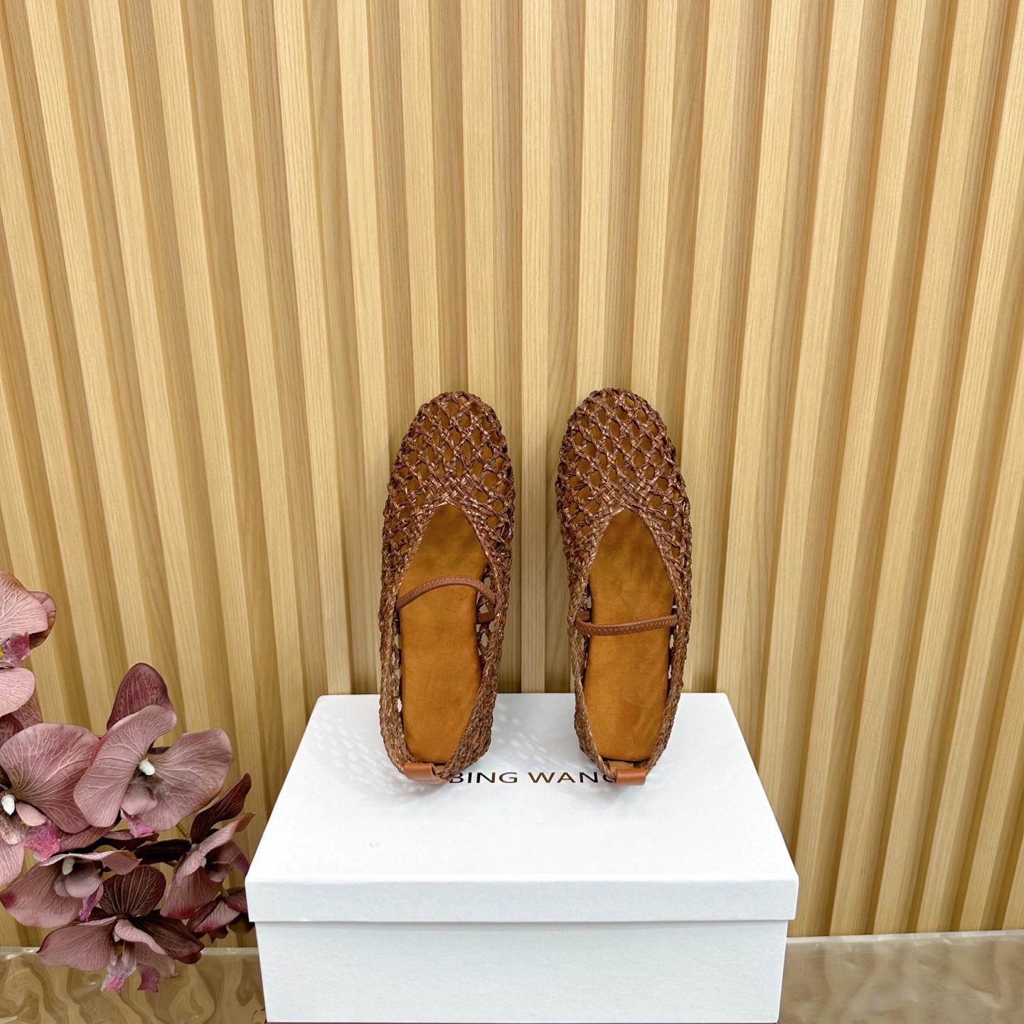 Fashion Trends for Summer 2025: Shiny Crystal-Coated Shoes with Velvet Pumping Foot. - 图片 3