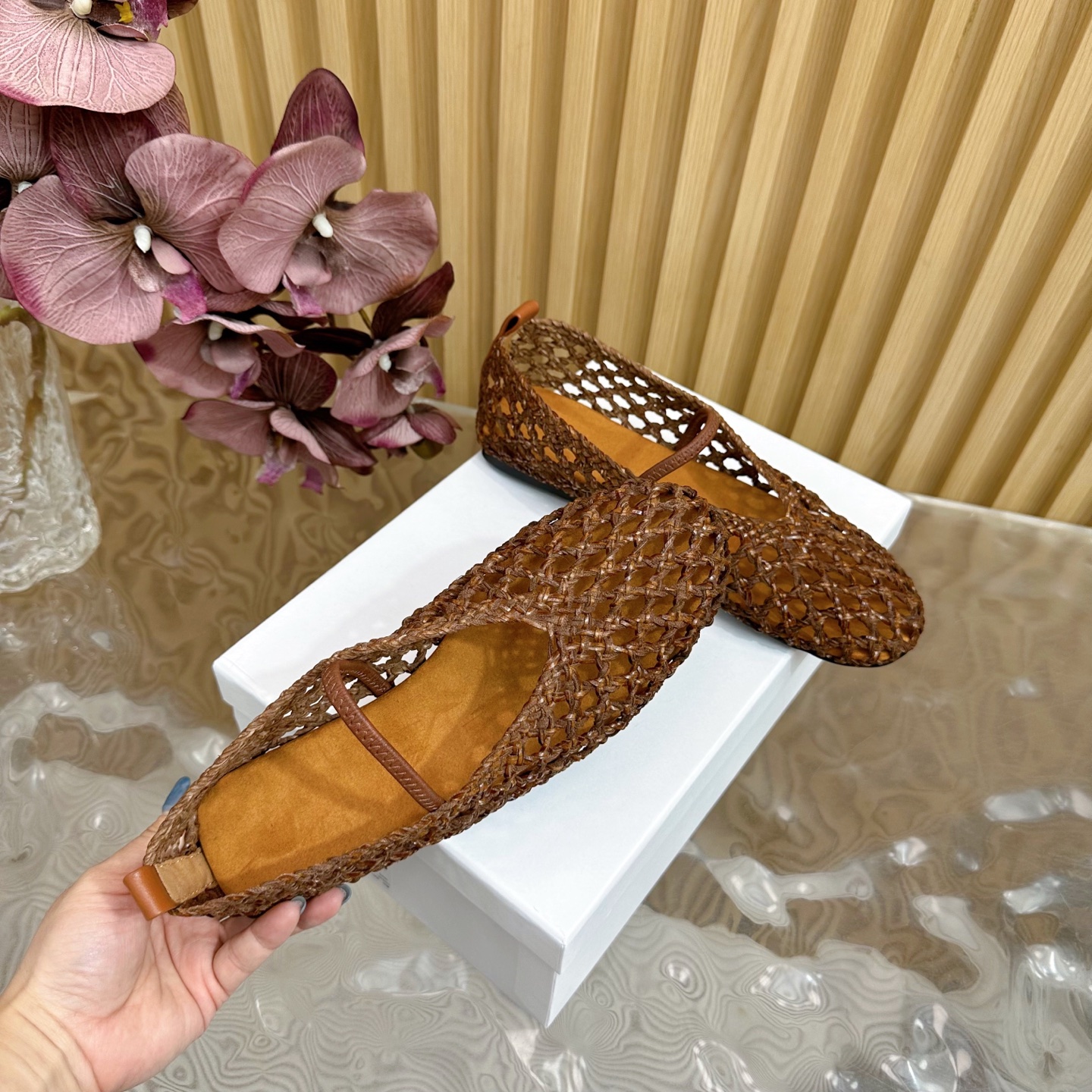 Fashion Trends for Summer 2025: Shiny Crystal-Coated Shoes with Velvet Pumping Foot. - 图片 4