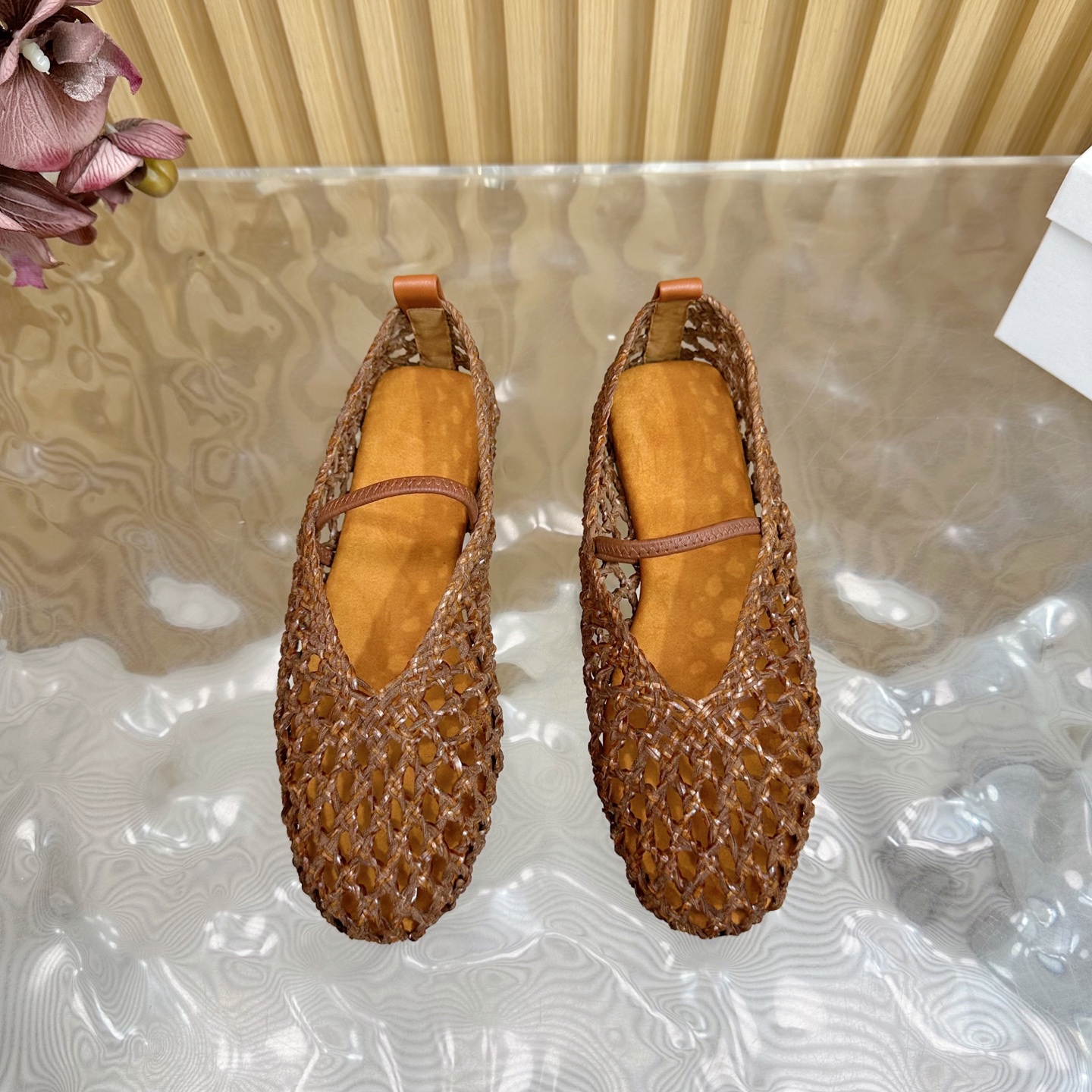 Fashion Trends for Summer 2025: Shiny Crystal-Coated Shoes with Velvet Pumping Foot. - 图片 6