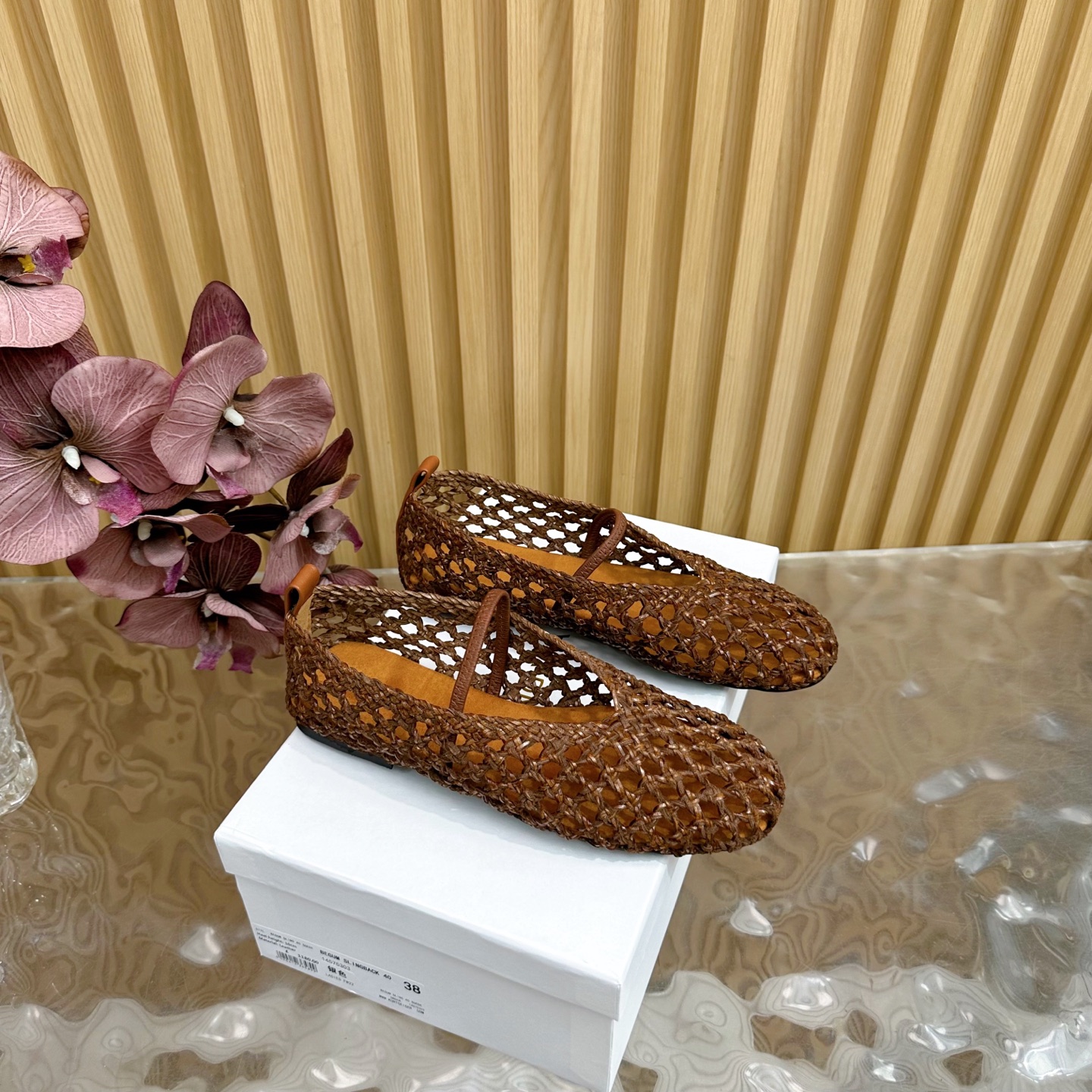 NO:265725,2025 spring and summer hot product ABING WANG woven Mary Jane single shoes Minimalist style What is a sexy weapon? It must be a little bit of the toe slit, which feels extremely charming. ————————————————————————————————————————————————— Added a shining crystal embellishment to the patent leather, and launched this item with charming charm. Beautiful torture instrument, it is made of patent leather fabric on pointed toe body with deep shoe mouth dignified and elegant upper braided, rubber sole, footbed velvet cloth Size 35–41 (customized for 40, 41), single shoes, mary jane198609092025春夏爆款 ABING WANG编织玛丽珍单鞋 极简风 什么叫性感利器,非他莫属稍微露出一点脚趾缝,倍感魅力极致 ————————————— 在漆皮基础上增添了闪耀的水晶缀饰,推出了这款散发着迷人魅力的单品.美丽刑具,它以漆皮面料制作于设有深鞋口的尖头鞋身端庄典雅 鞋面编织 大底橡胶底 垫脚绒布 码数35–41（40、41定做),单鞋,mary jane,Women's Shoes