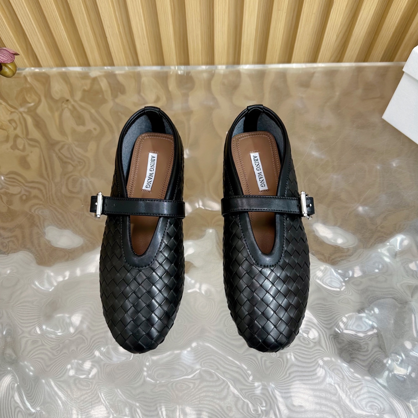 Fashion Trends for Summer 2025: Shiny Crystal Coating, Velvet Pumps, Rubber Soles. - 图片 5