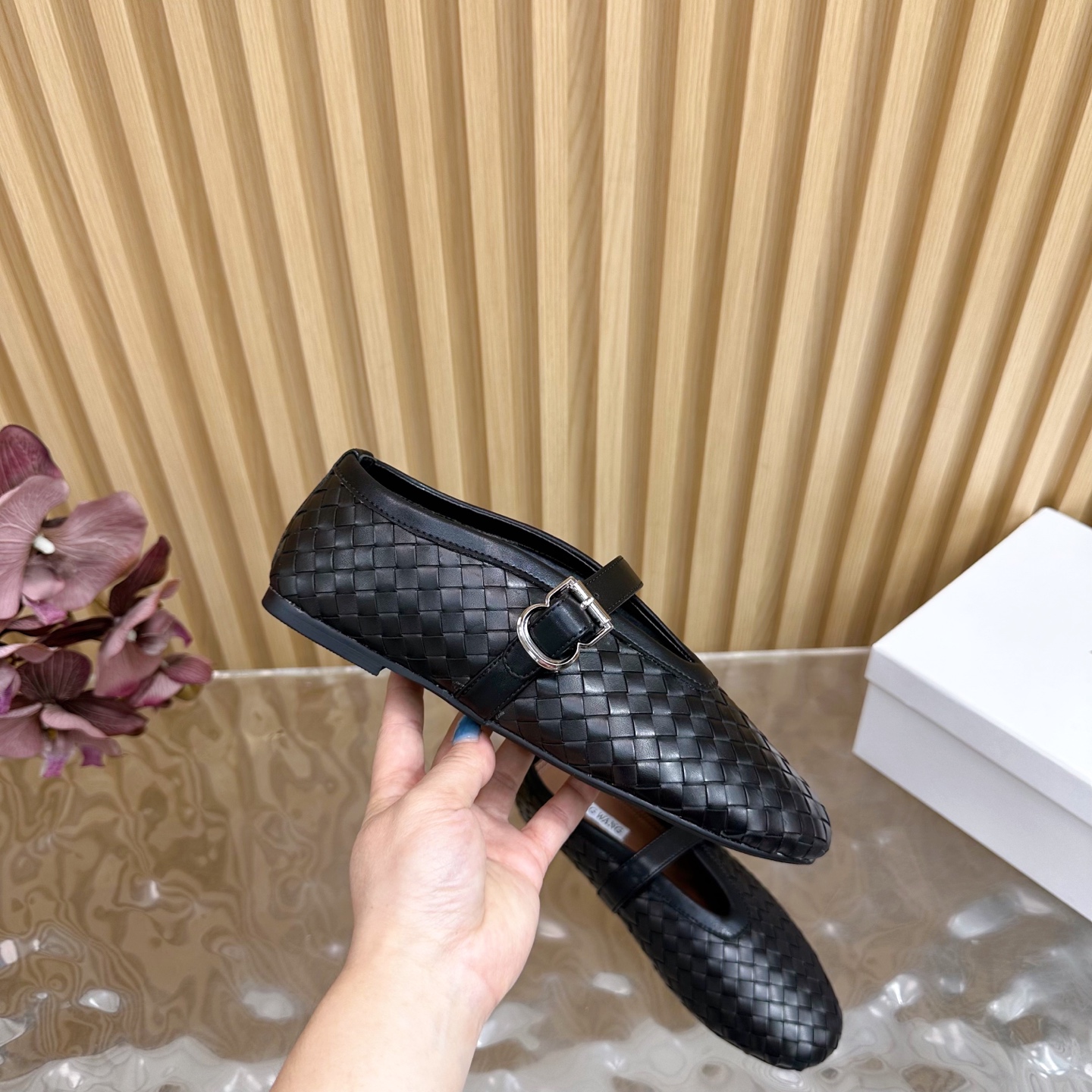 Fashion Trends for Summer 2025: Shiny Crystal Coating, Velvet Pumps, Rubber Soles. - 图片 8