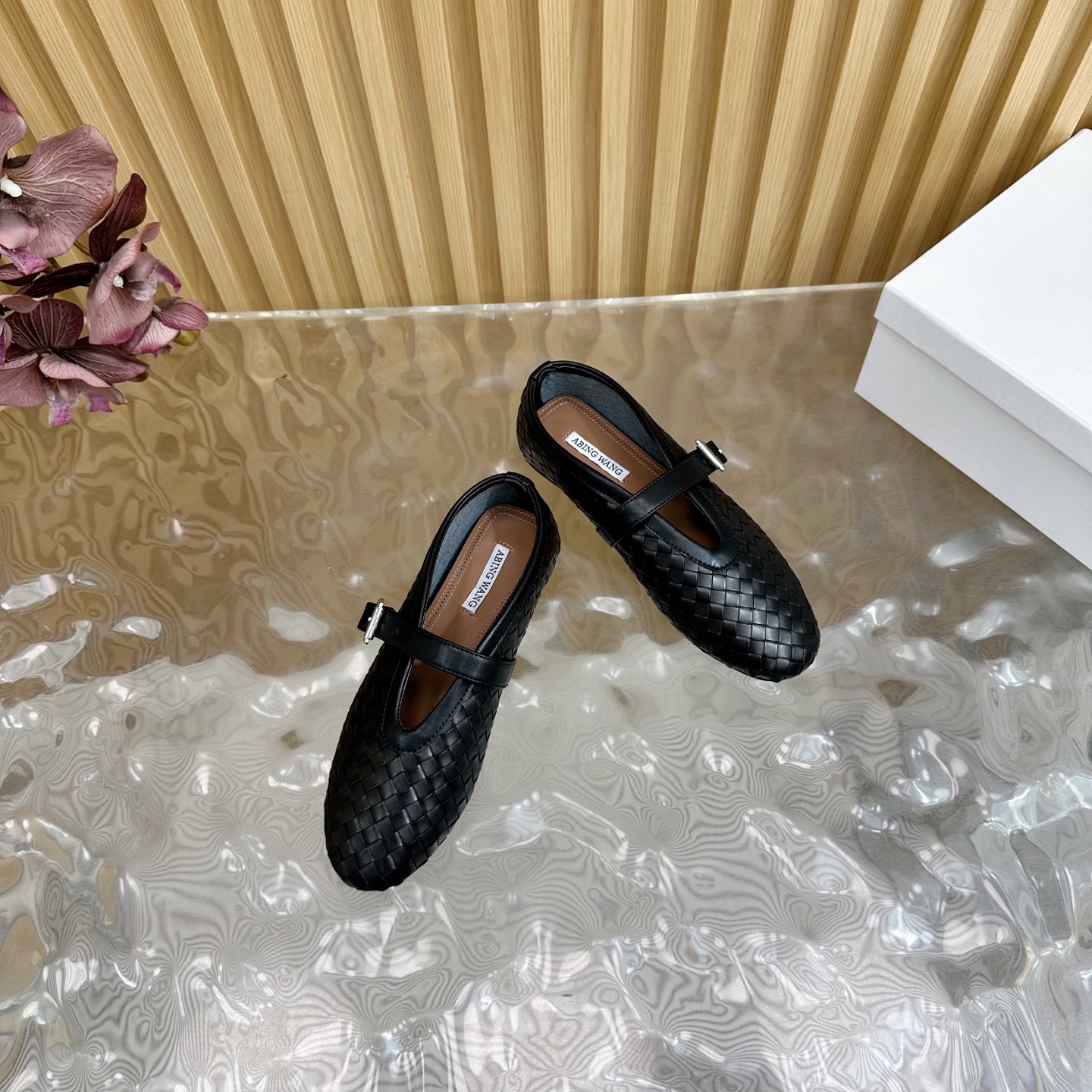 Fashion Trends for Summer 2025: Shiny Crystal Coating, Velvet Pumps, Rubber Soles. - 图片 6