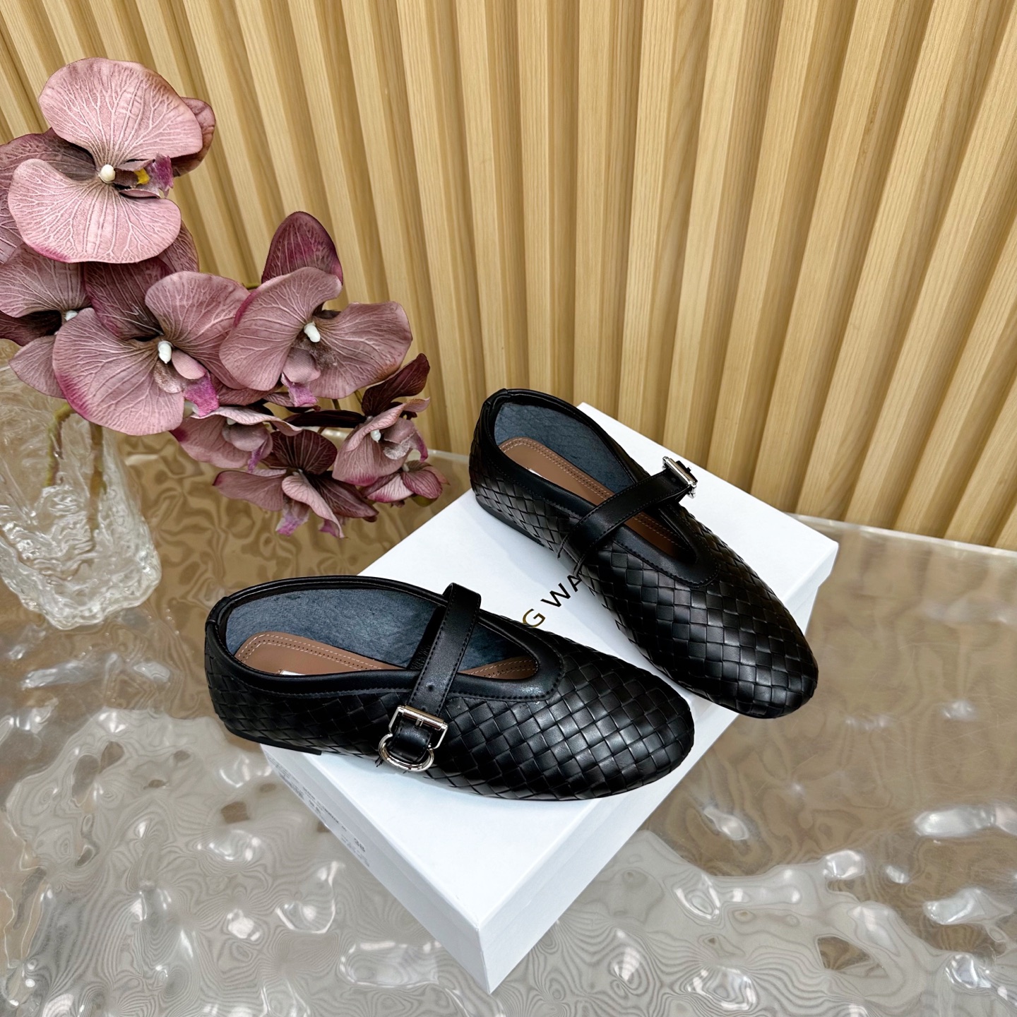 Fashion Trends for Summer 2025: Shiny Crystal Coating, Velvet Pumps, Rubber Soles. - 图片 2