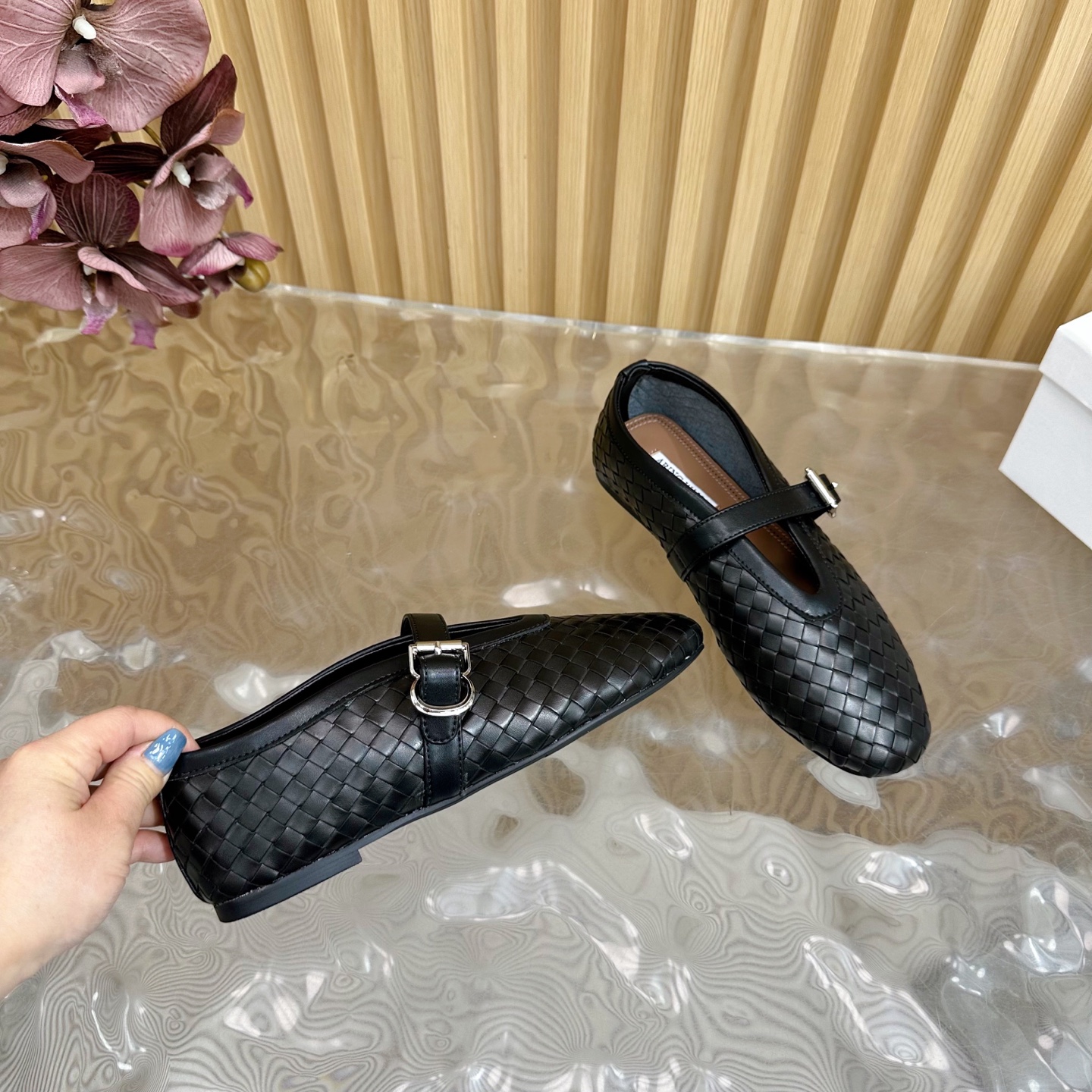 Fashion Trends for Summer 2025: Shiny Crystal Coating, Velvet Pumps, Rubber Soles. - 图片 7