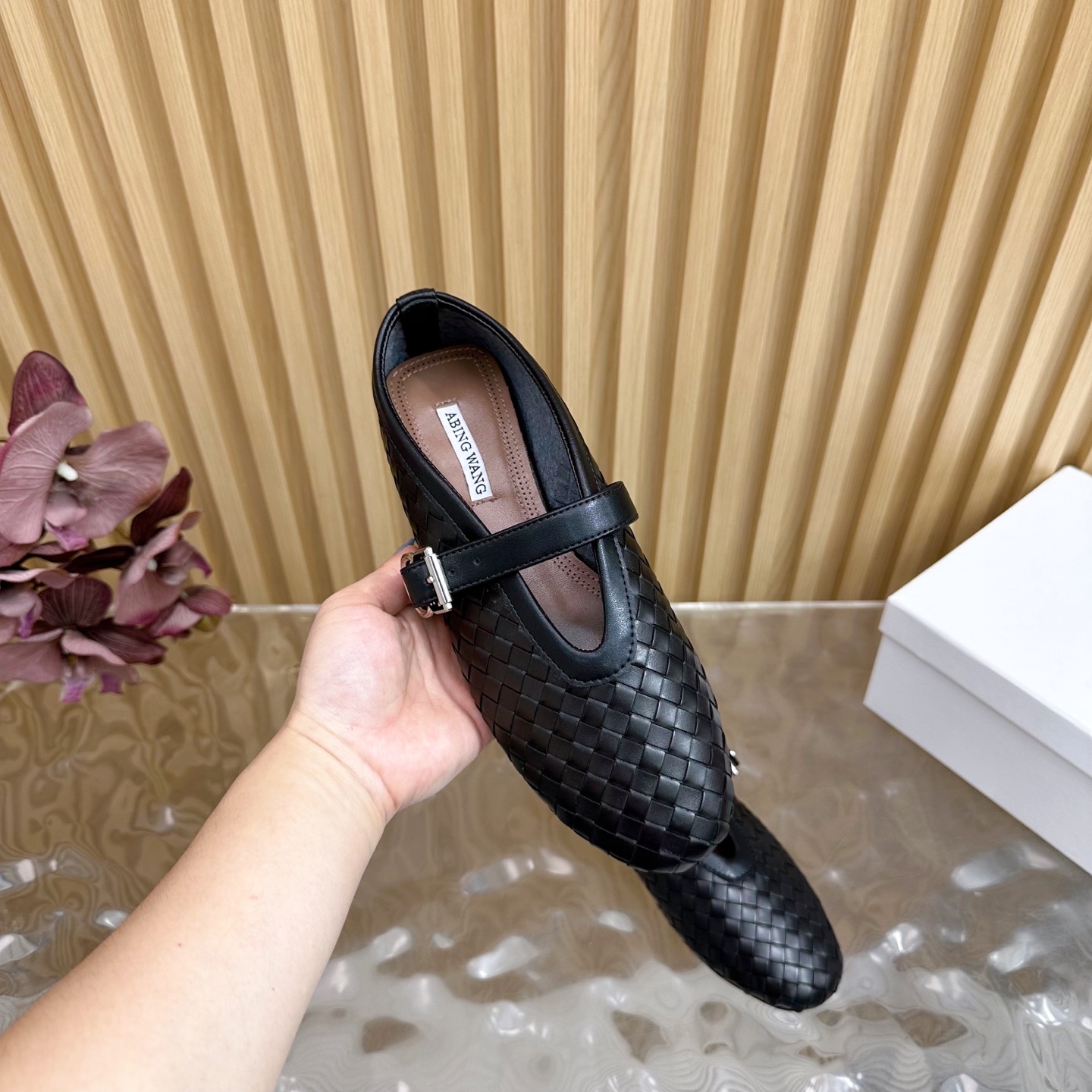 Fashion Trends for Summer 2025: Shiny Crystal Coating, Velvet Pumps, Rubber Soles. - 图片 9