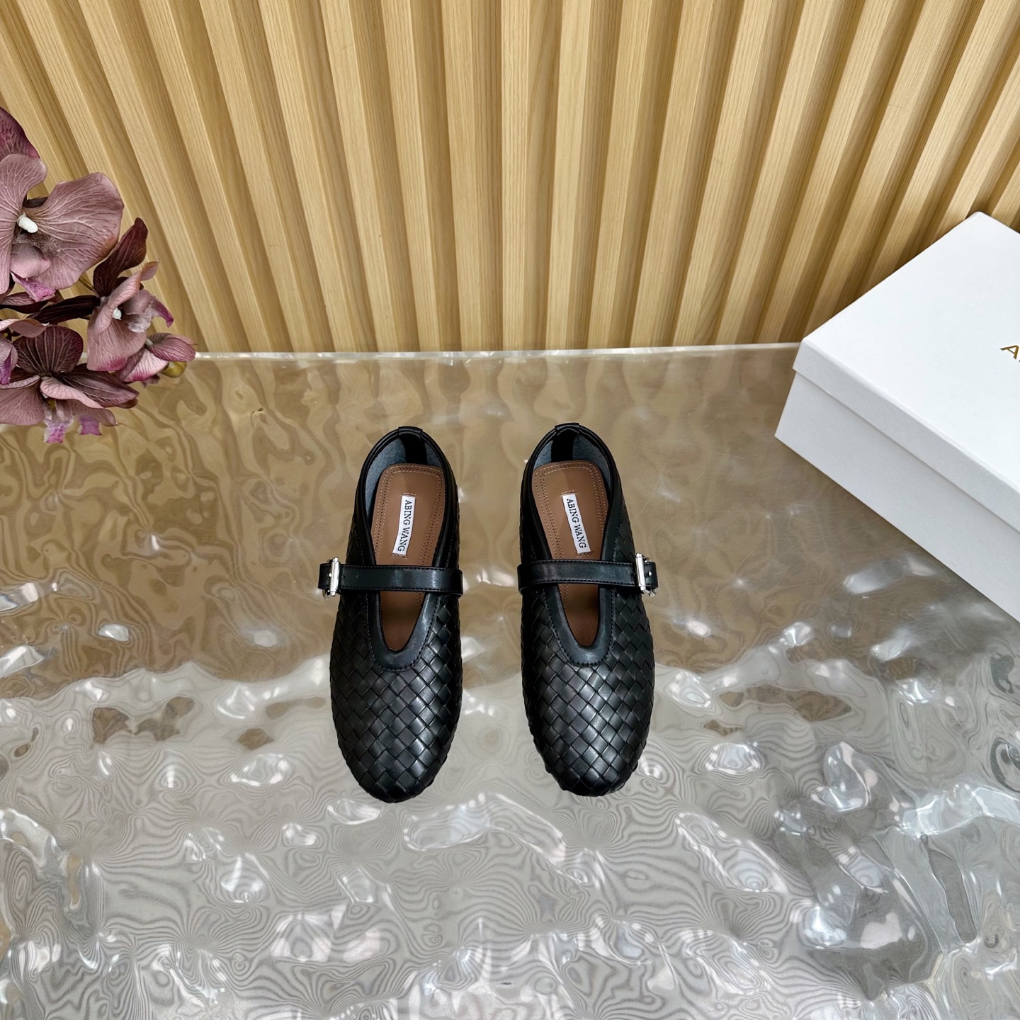 Fashion Trends for Summer 2025: Shiny Crystal Coating, Velvet Pumps, Rubber Soles. - 图片 4