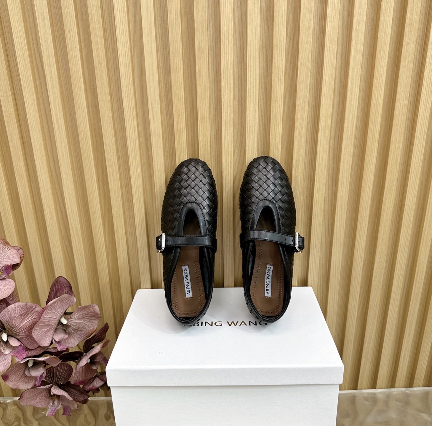 Fashion Trends for Summer 2025: Shiny Crystal Coating, Velvet Pumps, Rubber Soles. - 图片 3