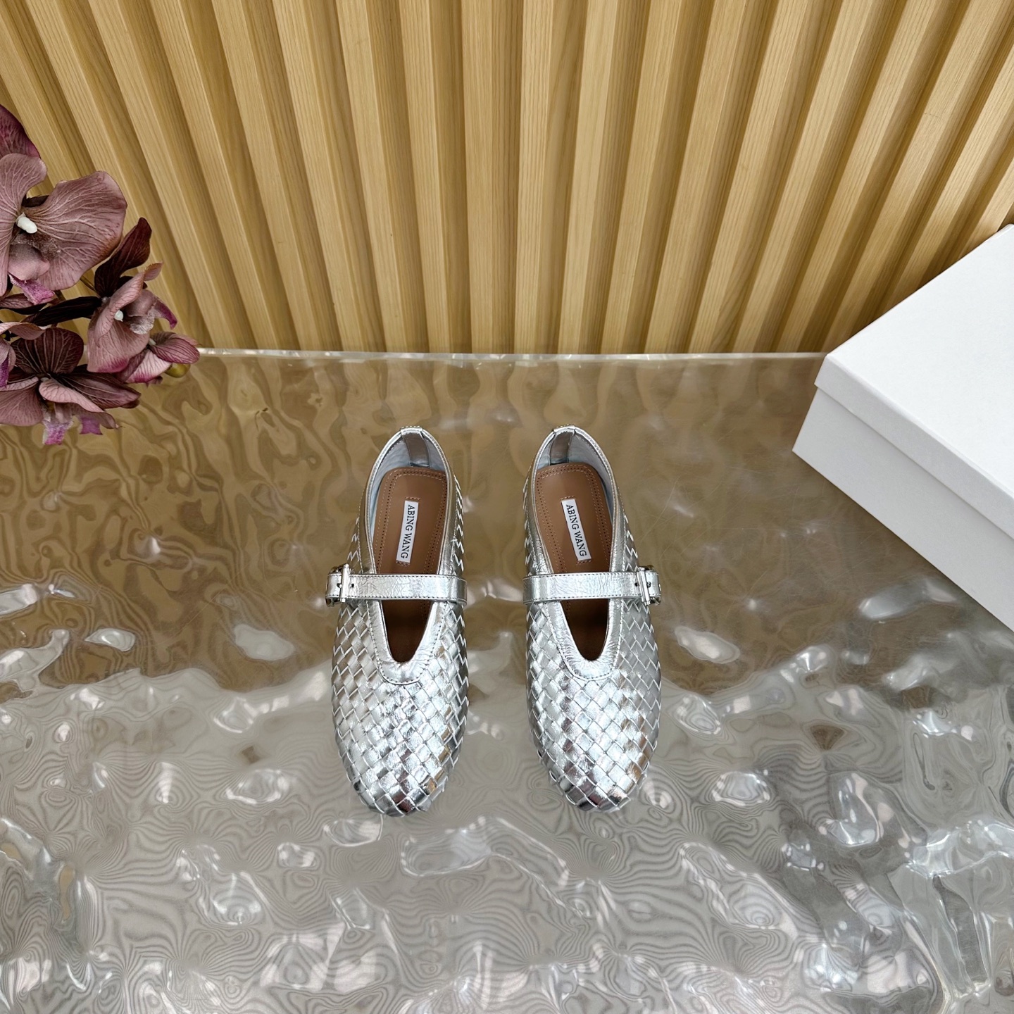 Fashion Trends 2025: Shiny Coated Monolith and Velvet Pumping Footwear - 图片 4