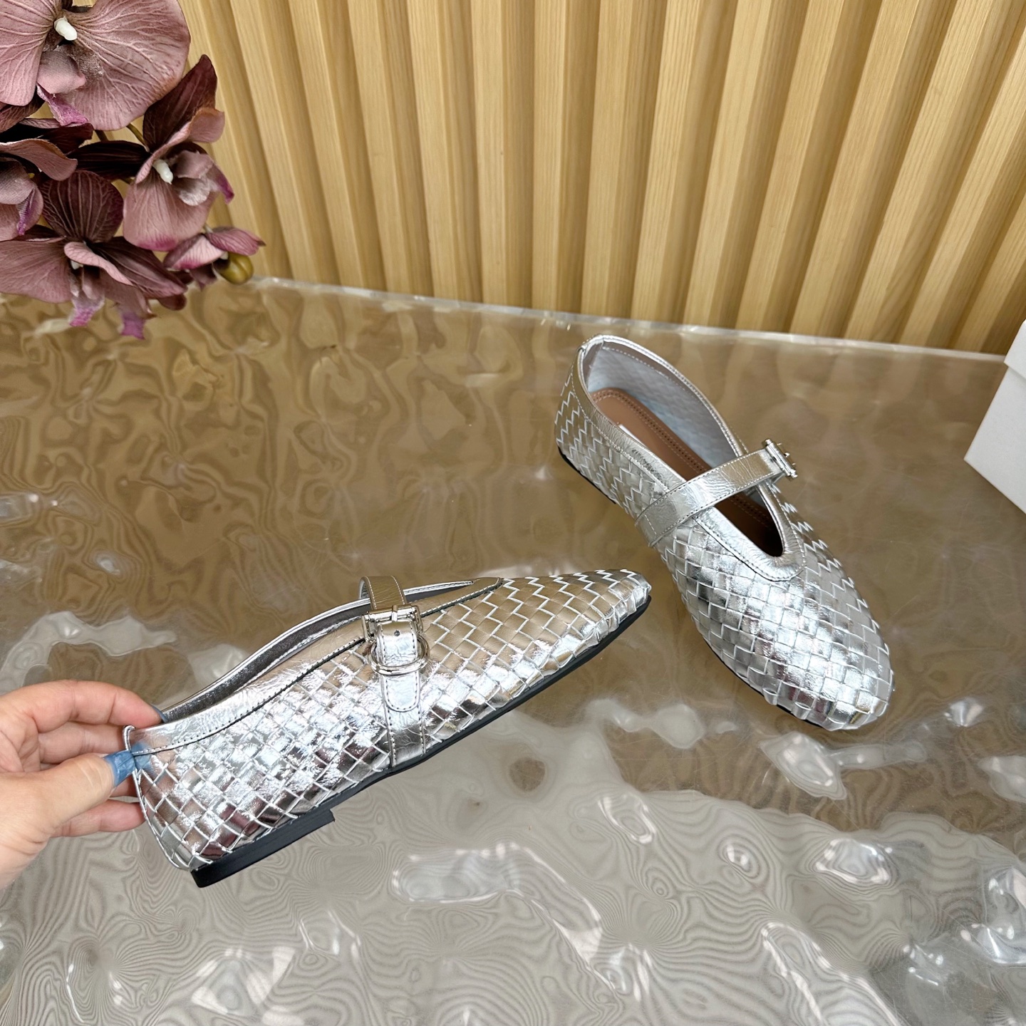 Fashion Trends 2025: Shiny Coated Monolith and Velvet Pumping Footwear - 图片 7