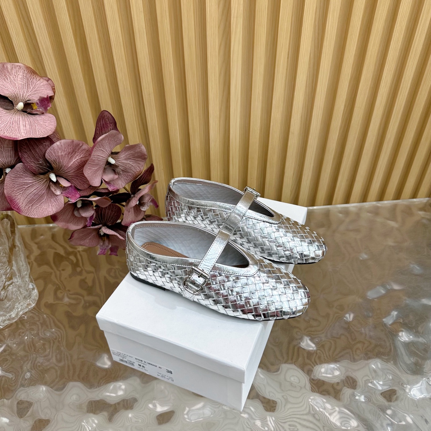 Fashion Trends 2025: Shiny Coated Monolith and Velvet Pumping Footwear