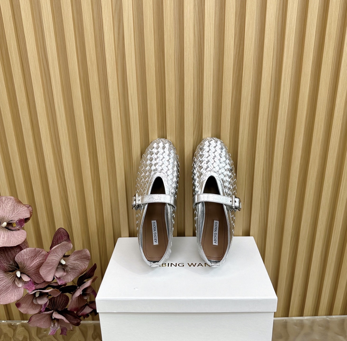 Fashion Trends 2025: Shiny Coated Monolith and Velvet Pumping Footwear - 图片 3