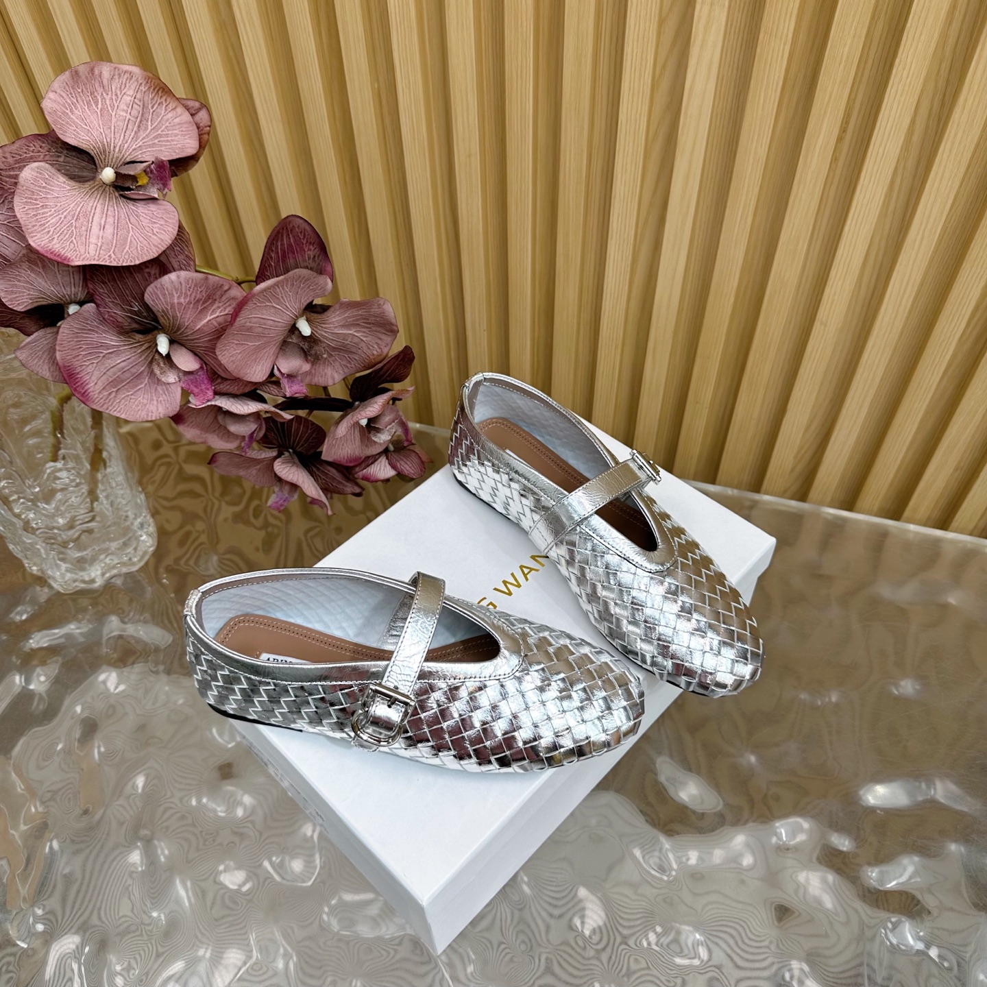 Fashion Trends 2025: Shiny Coated Monolith and Velvet Pumping Footwear - 图片 2