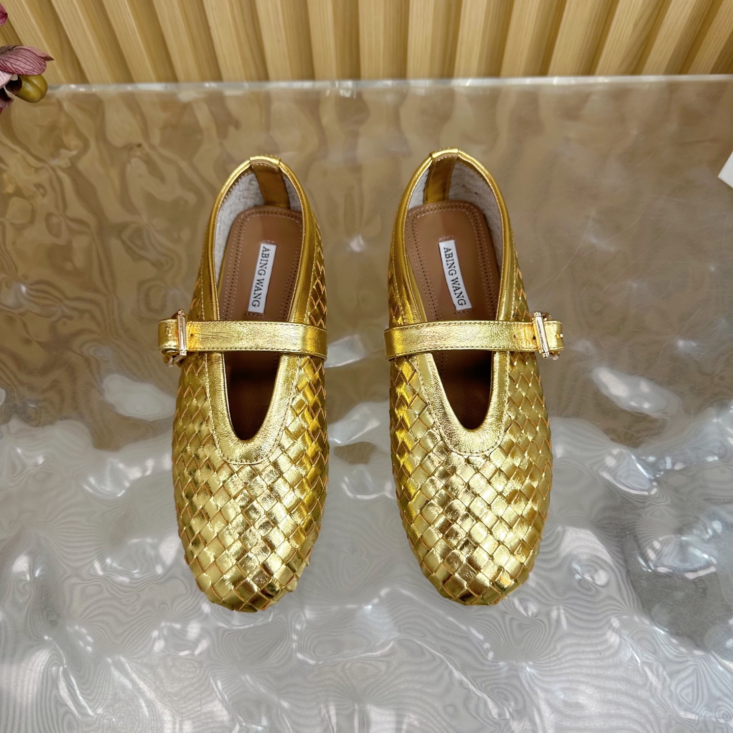 Fashion Trends of Summer 2025: Shiny Coatings, Velvet Shoes, and Rubber Soles - 图片 4