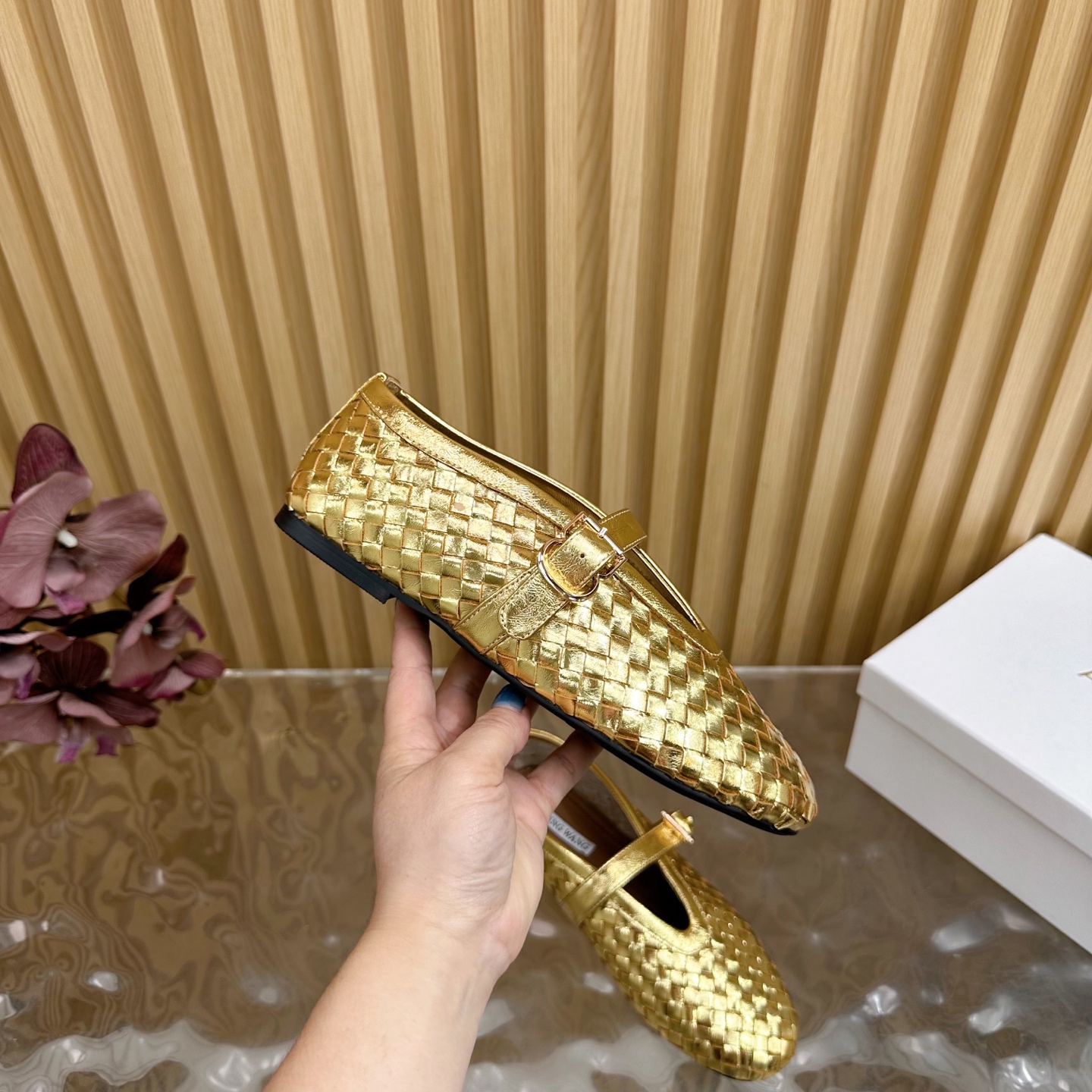 Fashion Trends of Summer 2025: Shiny Coatings, Velvet Shoes, and Rubber Soles - 图片 8