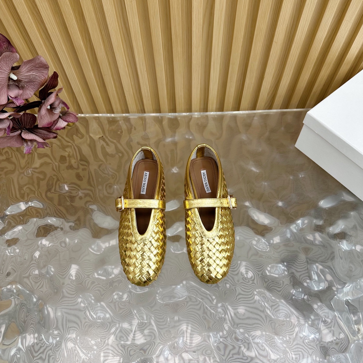Fashion Trends of Summer 2025: Shiny Coatings, Velvet Shoes, and Rubber Soles - 图片 5