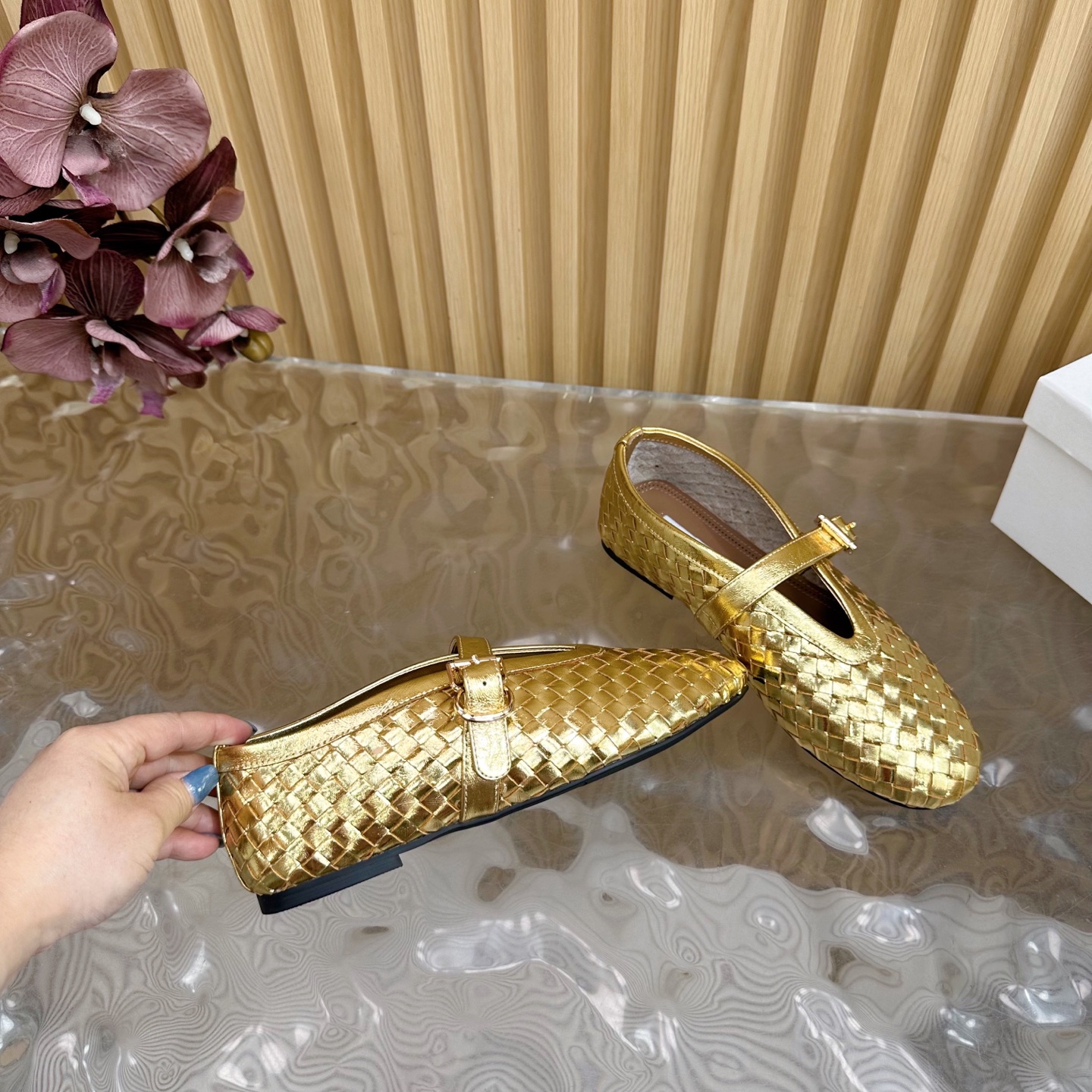 Fashion Trends of Summer 2025: Shiny Coatings, Velvet Shoes, and Rubber Soles - 图片 7