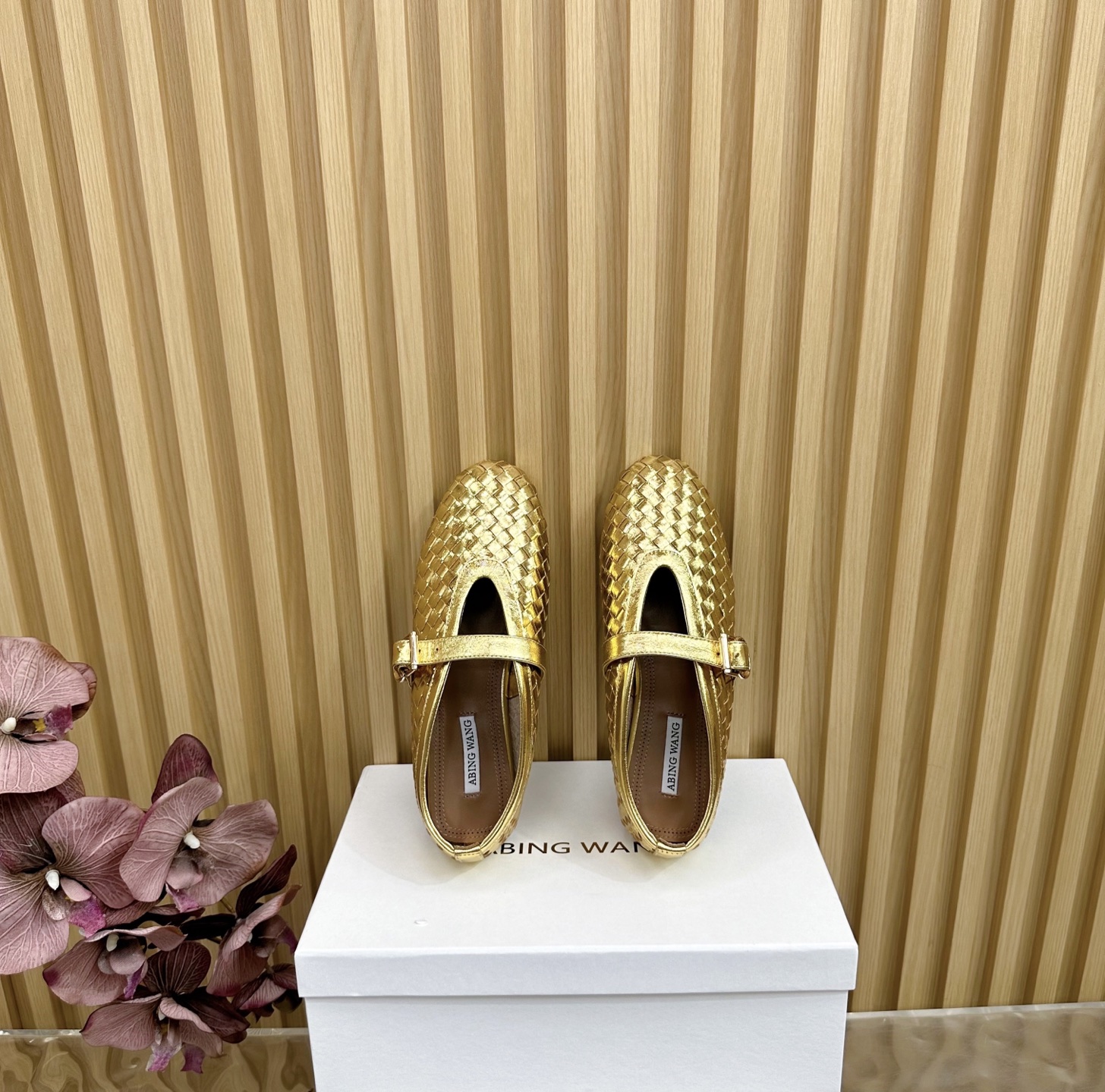 Fashion Trends of Summer 2025: Shiny Coatings, Velvet Shoes, and Rubber Soles - 图片 3