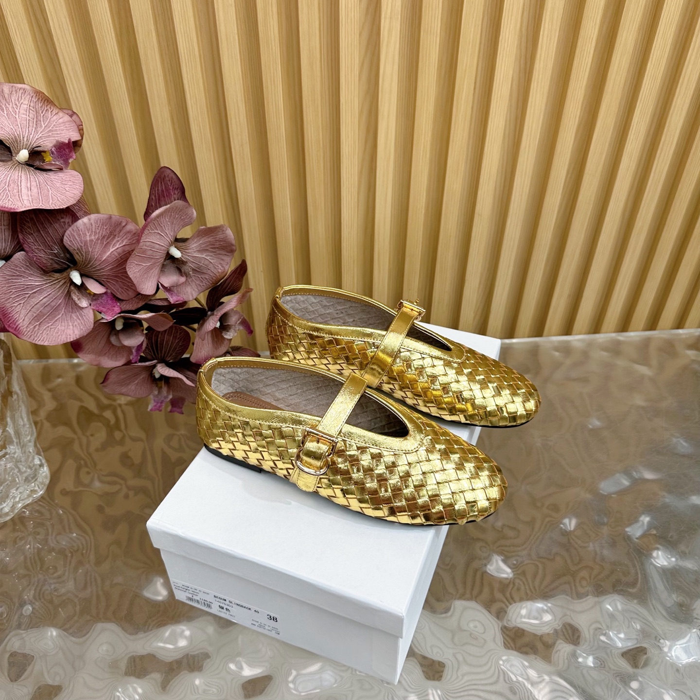 Fashion Trends of Summer 2025: Shiny Coatings, Velvet Shoes, and Rubber Soles