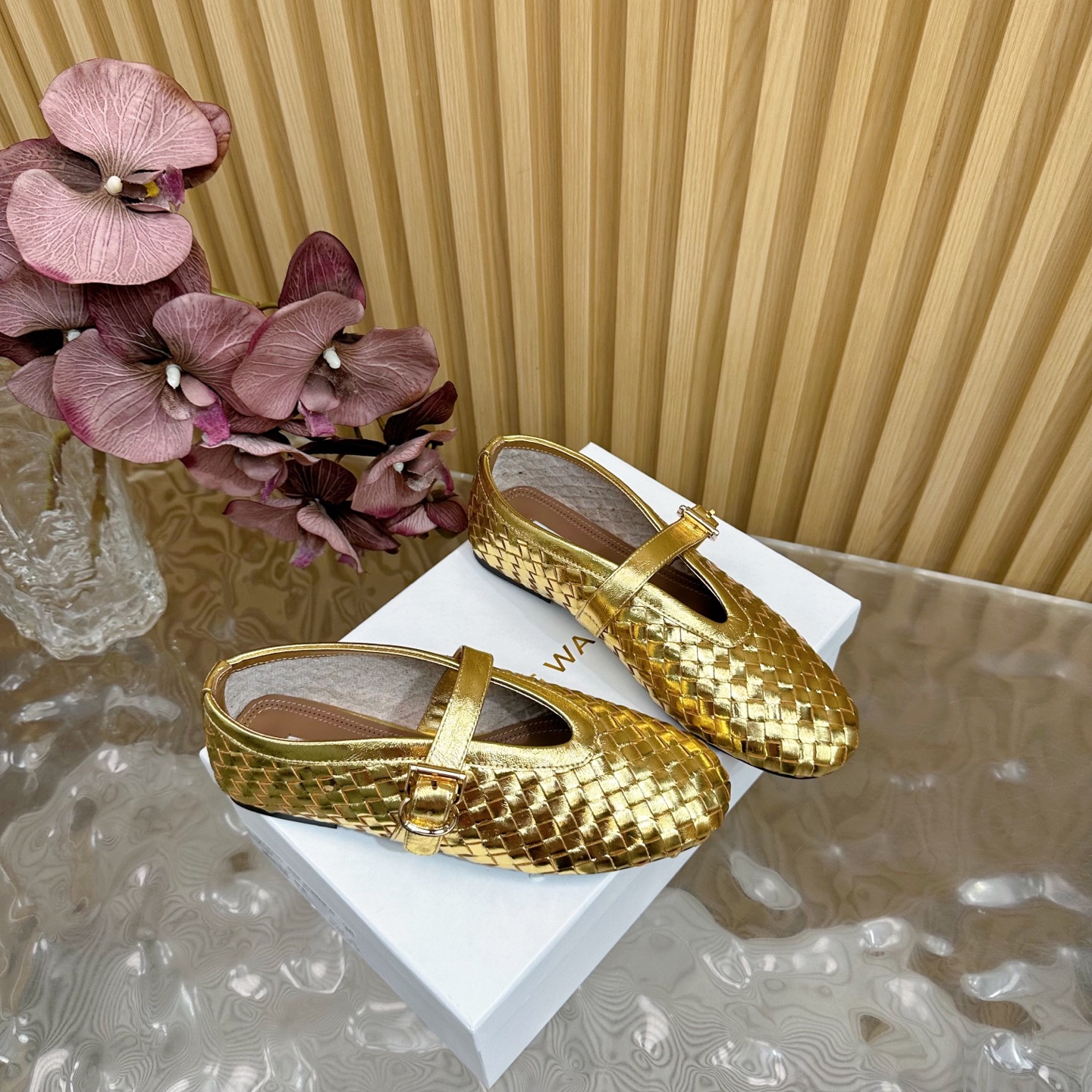 Fashion Trends of Summer 2025: Shiny Coatings, Velvet Shoes, and Rubber Soles - 图片 2