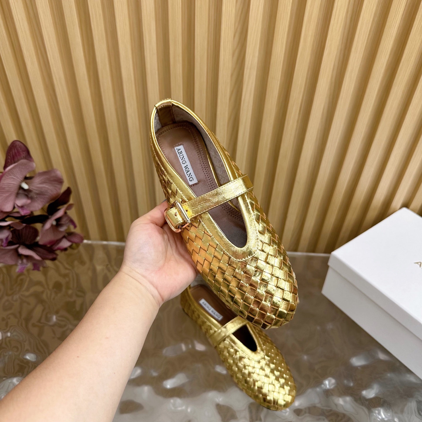 Fashion Trends of Summer 2025: Shiny Coatings, Velvet Shoes, and Rubber Soles - 图片 9