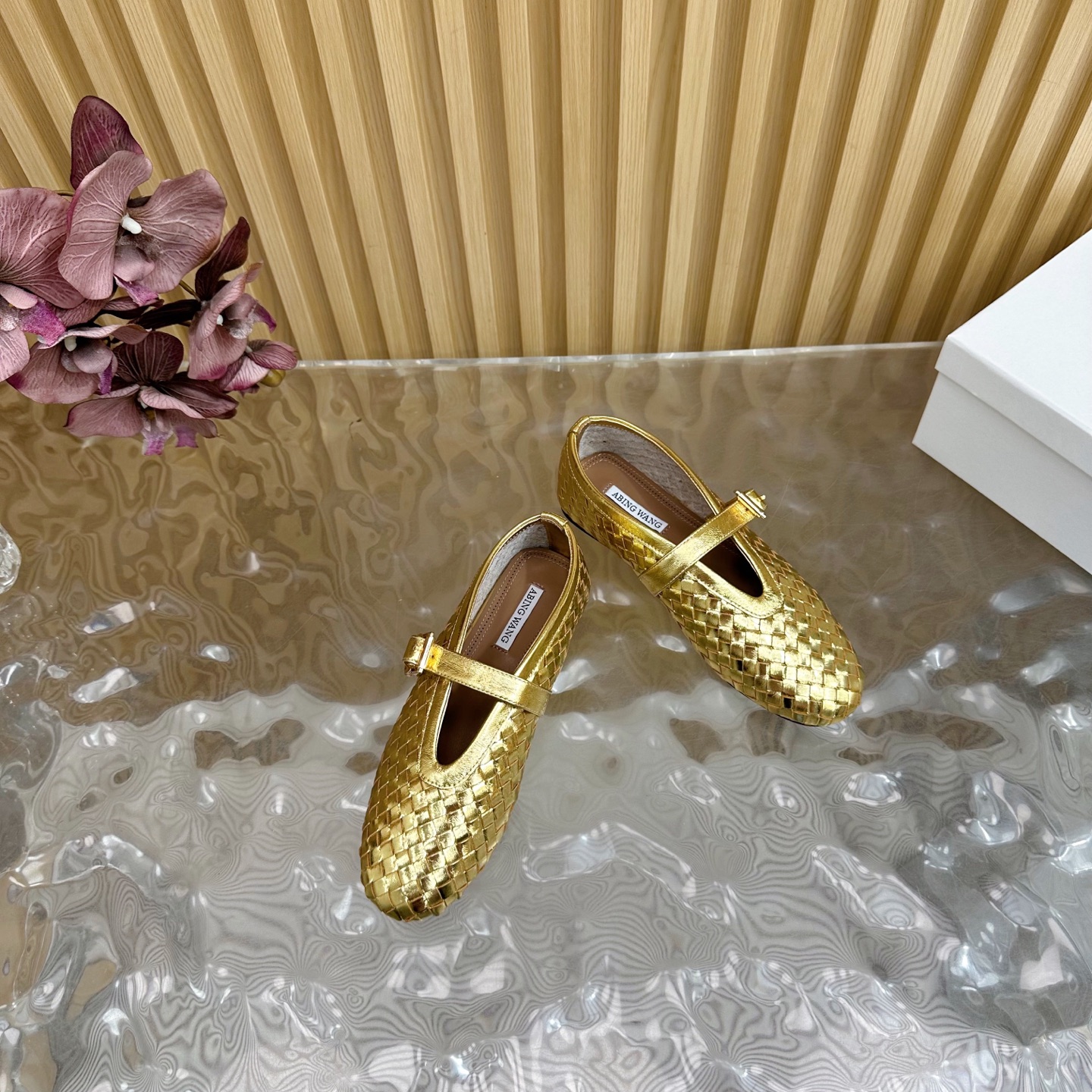 Fashion Trends of Summer 2025: Shiny Coatings, Velvet Shoes, and Rubber Soles - 图片 6