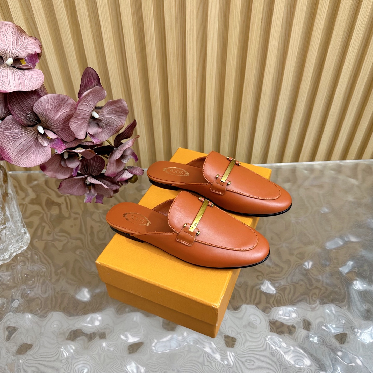 2025 Luxury Tod’s: Classic High-Temperature Shoes with Custom Cattle Skin and Italian Big Bottom. - 图片 1
