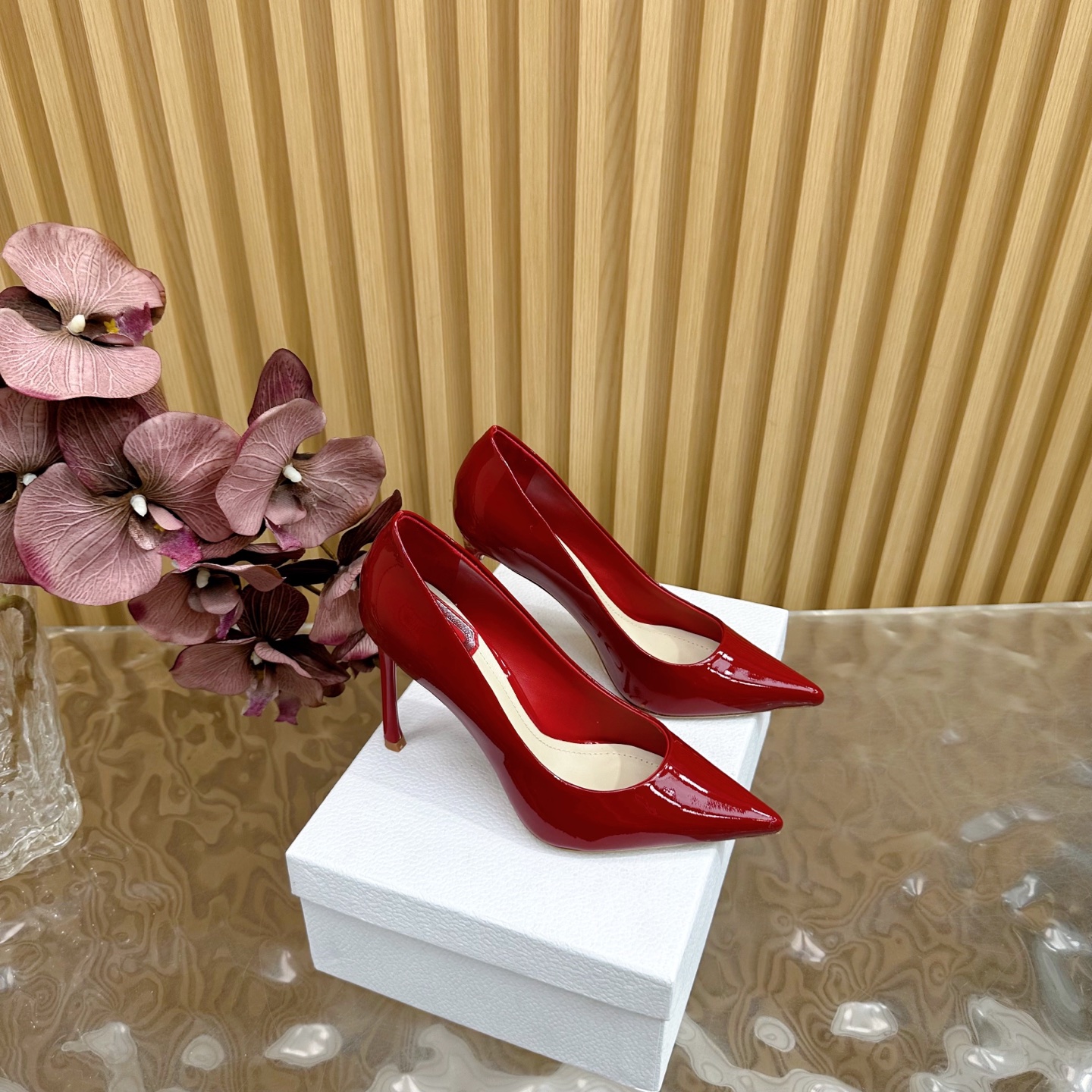 NO:382513,DIOR2025/ Spring and summer patent leather pointed high heel shoes series ————————————————— Continue the eternal classic of D’s home!  This shoe is low-key and gorgeous, sexy and not ostentatious. The shoe style is a delicate style that everyone loves. It looks very slim. The entire curve of the side perfectly shows the curve of the foot. It has both mature and feminine taste and a hint of lively and girlishness. It looks so good on the feet. It is worth recommending Go material, patent leather upper, mixed-bred sheepskin, outsole imported Italian cowhide, heel height 7cm—-10.5cm, size 34–42 (34/40/41/42 custom-made, non-return and exchange), high heels, dior, dior, high heels, cowhide, sheepskin19860909DIOR2025/ 春夏漆皮尖头高跟单鞋系列 ——————————— 延续D家永恒经典！这款鞋低调不失华丽 性感又不显张扬 鞋型是大家都爱的秀气款 非常非常显瘦 侧面整个弧度将脚部曲线完美展现 既有成熟女人味 又不乏一丝活泼少女感, 上脚也太好看了,值得推荐 Go 材质 鞋面漆皮 内里混种羊皮 大底意大利进口牛皮大底 跟高7cm—-10.5cm 码数34–42（34/40/41/42定制不退换）,高跟鞋单鞋,dior,dior,high heels,cowhide,sheepskin,Women's Shoes