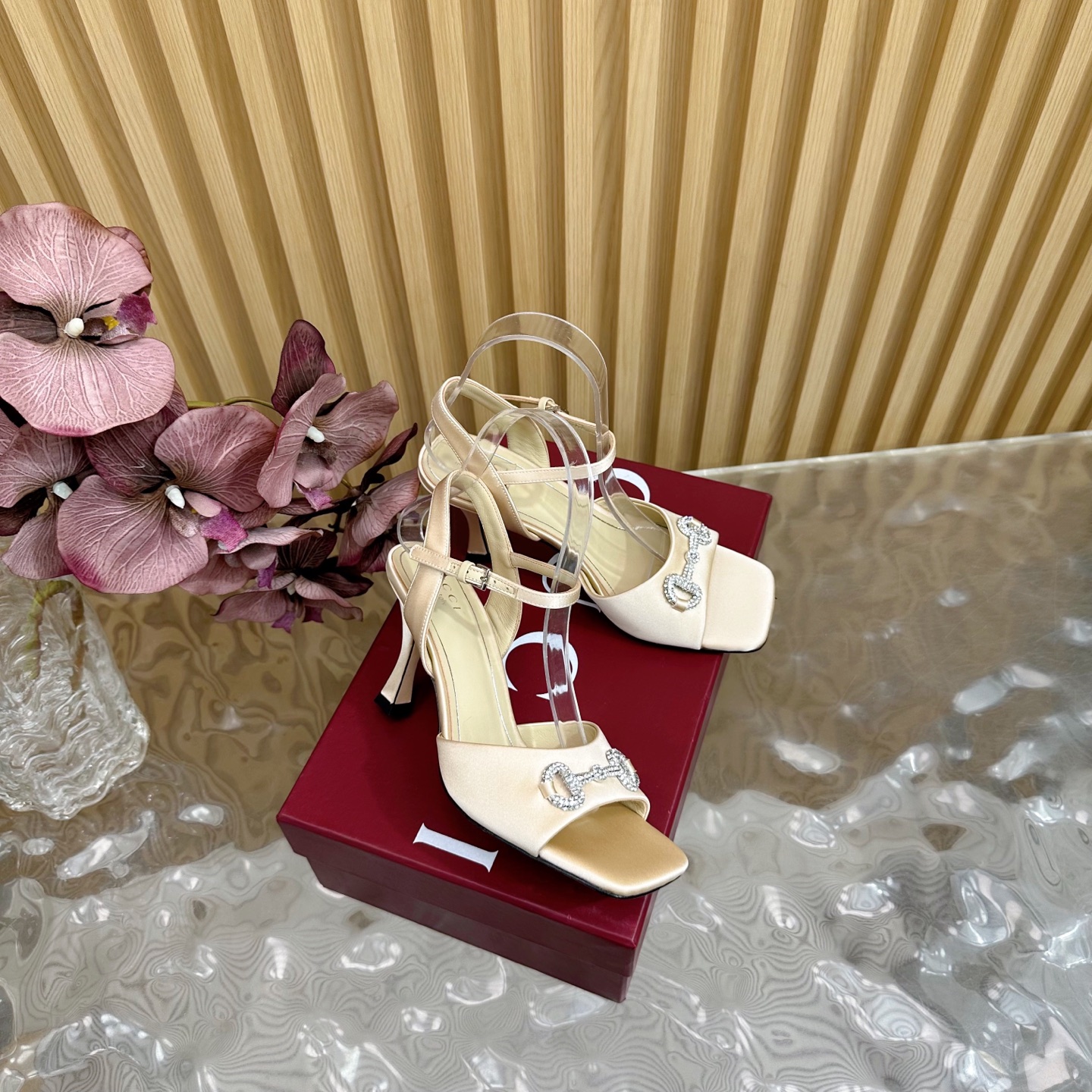 NO:383133,2025 is so beautiful that it can't be removed. The 2025 counter synchronizes the new spring and summer style Gucci 25S spring and summer new product rhinestone candy color with sandals and high heels on the back. —————————————— G home reflects the sense of high quality. It always makes people feel capitalized. It looks quite simple. It is very high-end on the feet. It is very sexy. It allows you to easily match it. The upper uses imported silk cloth rhinestone buckle. The inner lining uses imported sheepskin. Italian imported leather sole. Heel height is 8.5cm. Size35-39 (customized on 40/41/42), high heels sandals, gucci, gucci, sandals, high heels, sheepskin, real silk.198609092025开春 美得挪不开眼 2025专柜同步春夏新款Gucci 25S春夏新品水钻糖果色 后带凉鞋高跟 ———————————— G家在体现高级感这块 总让人大写的服气 看起来蛮简单的款式 但上脚就莫名很高阶 非常性感 让你轻松搭配尽显各种风格 鞋面采用进口真丝布水钻扣马衔扣 内里采用进口羊皮 意大利进口真皮底 跟高8.5cm Size35-39（40/41/42定制）,高跟鞋凉鞋,gucci,gucci,sandals,high heels,sheepskin,real silk,Women's Shoes