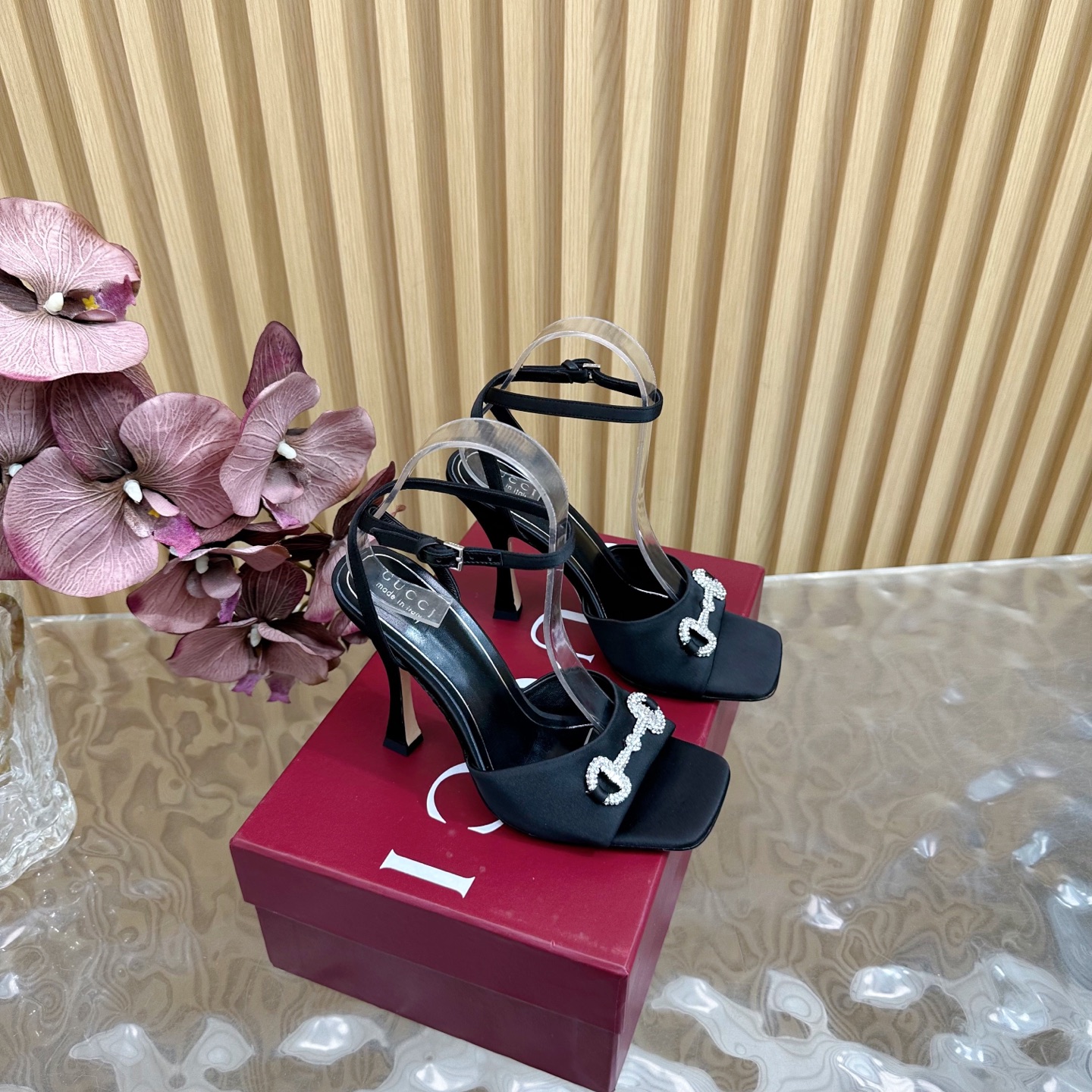 NO:383138,2025 is so beautiful that it can't be removed. The 2025 counter is synchronized with the new spring and summer Gucci 25S spring and summer new product rhinestone candy color with sandals and high heels on the back. —————————————— G home reflects the sense of high-end, always convinces the capital. It looks quite simple style, but it is inexplicably high-end on the feet. It is very sexy. It allows you to easily match it with all kinds of styles. The upper uses imported silk cloth rhinestone buckle. The inner lining uses imported sheepskin. Italian imported leather sole. Heel height is 10.5cm Size35-39 (customized by 40/41/42), high heels sandals, gucci, gucci, sandals, high heels, sheepskin, real silk198609092025开春 美得挪不开眼 2025专柜同步春夏新款Gucci 25S春夏新品水钻糖果色 后带凉鞋高跟 ———————————— G家在体现高级感这块 总让人大写的服气 看起来蛮简单的款式 但上脚就莫名很高阶 非常性感 让你轻松搭配尽显各种风格 鞋面采用进口真丝布水钻扣马衔扣 内里采用进口羊皮 意大利进口真皮底 跟高10.5cm Size35-39（40/41/42定制）,高跟鞋凉鞋,gucci,gucci,sandals,high heels,sheepskin,real silk,Women's Shoes