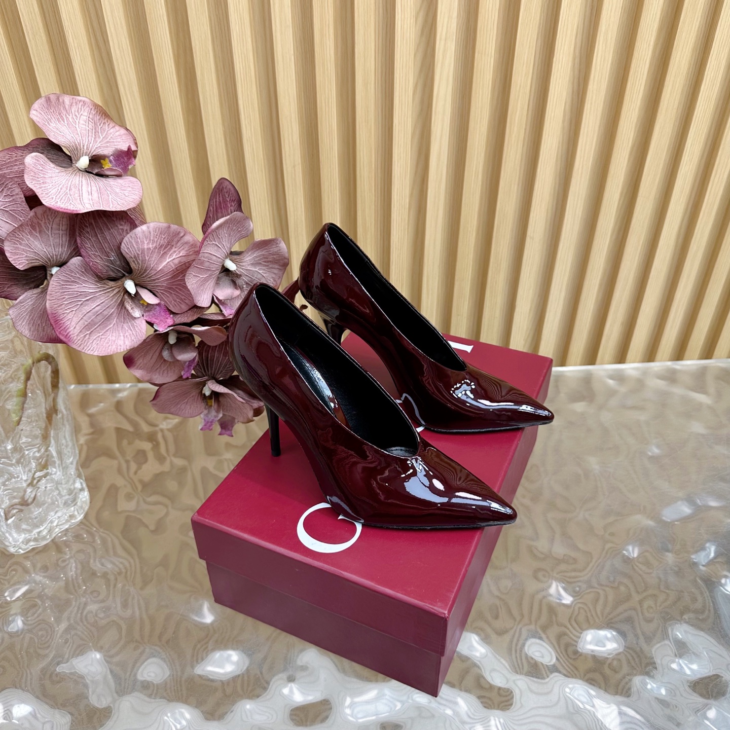 NO:383128,2025 is so beautiful that it can't be moved away. 2025 counters are synchronized with the new spring and summer Gucci 25S spring and summer new products. Deep mouth V-mouth grandma high heels. Single shoes/semi-torch. ———————————————— G home reflects the sense of high-end. It always makes people feel capitalized. It looks quite simple. It looks very high-end. It is very sexy. It allows you to easily match it. The upper is imported patent leather. The inner is imported sheepskin. The heel height is 10.5cm. Size35-39 (customized by 40/41/42), high heels. Single shoes, gucci, gucci, high heels, sheepskin.198609092025开春 美得挪不开眼 2025专柜同步春夏新款Gucci 25S春夏新品深口V口 奶奶高跟 单鞋/半拖 ———————————— G家在体现高级感这块 总让人大写的服气 看起来蛮简单的款式 但上脚就莫名很高阶 非常性感 让你轻松搭配尽显各种风格 鞋面采用进口漆皮 内里采用进口羊皮 意大利进口真皮底 跟高10.5cm Size35-39（40/41/42定制）,高跟鞋单鞋,gucci,gucci,high heels,sheepskin,Women's Shoes