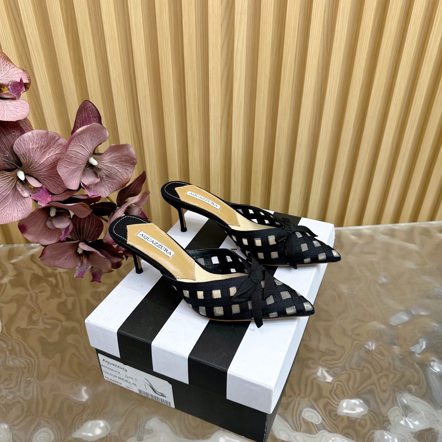 NO:383124,2025 Spring and Summer New Model AQUAZZURA Zp Original Die New Velvet Mesh High Heel Sandals —————————————— Made of original custom silk, original Die Swarovski Rhinestone Decorative buckle, super flash Outsole Gold Iconic Pineapple Micro Label gives the product rich brand connotation and luxurious appearance Single leather outsole sheepskin insole Creation is beautiful and smooth, comfortable and fashionable must-have. Upper Velvet/Webing Foot Pad: Sheepskin Outsole Italian Leather Outsole Heel Heel 5.5cm Shoe Size: 36-43 (35, 41, 42 Customized No Returns and Exchanges), High Heels Sandals, high heels, sheepskin, real silk, Leather Soles198609092025春夏新款 AQUAZZURA Zp 原版开模 新品丝绒网纱 高跟凉鞋 ——————————— 采用原版定制真丝制成,原版开模施华洛奇水钻装饰扣,超闪 大底金色标志性菠萝微标赋予单品丰富的品牌内涵与奢华的外观单品真皮大底羊皮鞋垫 创作即外观线条优美流畅又上脚舒适时髦精必入款. 鞋面丝绒/织带 脚垫: 羊皮 大底意大利真皮大底 跟高5.5cm 鞋码: 36-43 (35、41、42定做不退换),高跟鞋凉鞋,sandals,high heels,sheepskin,real silk,Leather soles,Women's Shoes