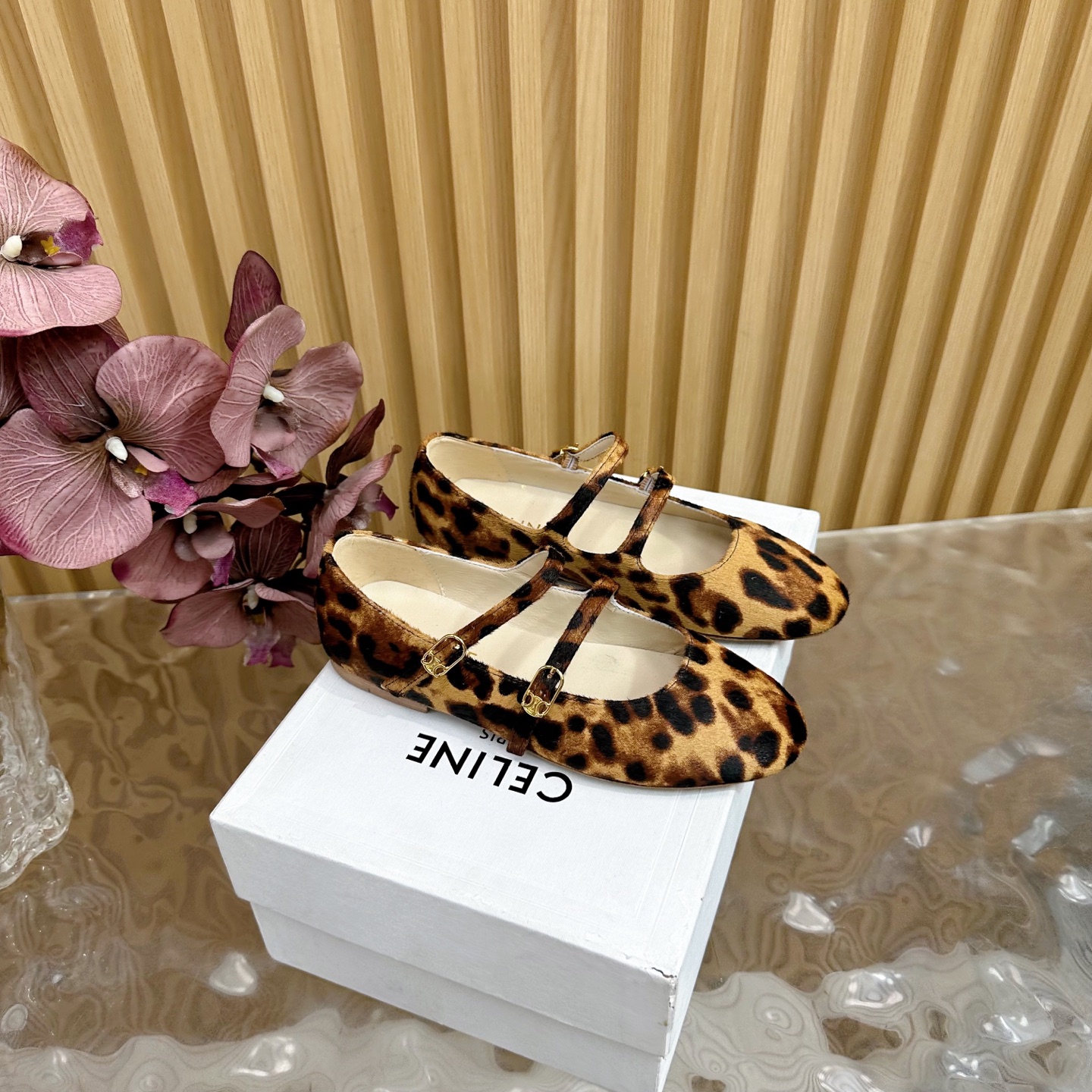 NO:383120,New 2025 Mary Jane Celine/Celene classic retro Mary Jane single shoes with a retro and cute Mary Jane shoes ————————————————————————— The Arc de Triomphe hardware buckle is very brand-recognizable. The shoe shape is soft but not clumsy. It is really amazing!  It looks great when pairing it randomly!  The upper is made of imported cowhide/horse hair. The inner foot pad is mixed-bred sheepskin. Italian imported cowhide outsole. Size 35-39 (customized by 40 and 41), Mary Jane, celine, celine, mary jane, cowhide, sheepskin198609092025新款 玛丽珍Celine/赛琳经典复古玛丽珍单鞋自带复古气息又娇俏的玛丽珍鞋 ——————————————— 凯旋门五金扣极具品牌辨识度 感鞋型柔和却不笨拙 真是绝绝子！ 随意搭配都超好看！ 鞋面采用进口牛皮/马毛 内里垫脚是混种羊皮 意大利进口牛皮大底 尺码35-39（40、41定制）,玛丽珍,celine,celine,mary jane,cowhide,sheepskin,Women's Shoes