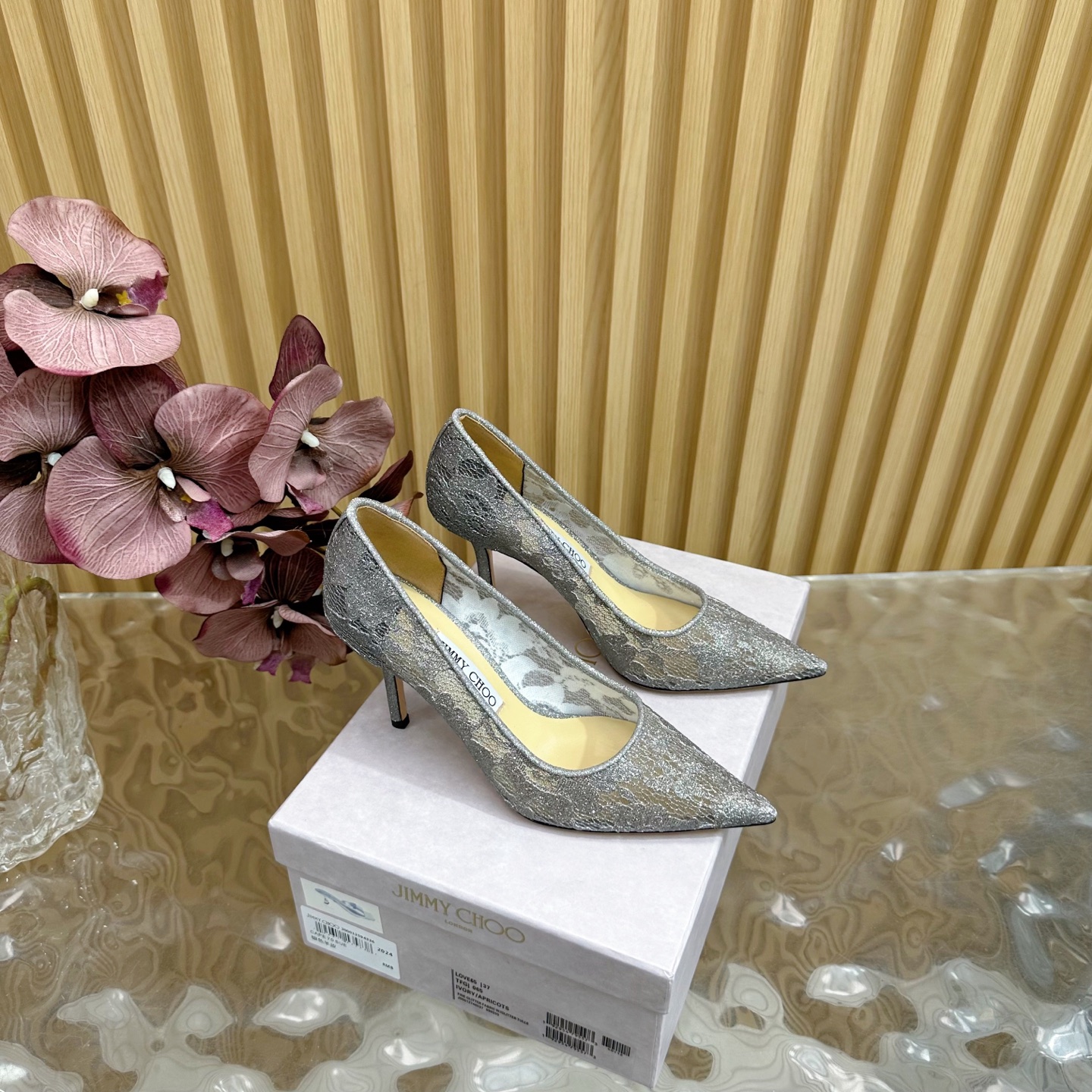 NO:383104,2025 new Jimmy Choo classic spring and summer hot lace high heels ______________________________ - a super fairy style!  It's so beautiful that it's breathtaking!  Lace gives people a mysterious feeling, and it is hazy and hard to see clearly. Whether it is clothes or skirts, when worn on women, it is faintly sexy, very dreamy and romantic, playful and cute, full of temperament, and yet has a sense of fashion and modernity, revealing a hint of elegant charm!  JC's shoes satisfy all girls' fantasies about high heels, both with a girlish feel and can also be worn to look like a goddess!  The upper is made of original custom lace, inner footbed, pearlescent sheepskin, original Italian leather outsole, heel height 6.5cm/8.5cm, size 35-39 (40 41 custom made, non-return and exchange), high heels, jimmy choo, high heels, skirts, sheepskin, Leather soles198609092025新款 Jimmy Choo经典春夏爆款蕾丝高跟鞋 ________________________ -超级仙的一款啊！美得让人窒息！蕾丝给人以一种很神秘的感觉,朦胧看不清,不管是衣服还是裙子,穿在女人身上,若隐若现的小性感,很梦幻很浪漫,俏皮可爱,气质十足,又不失时尚现代感,透出丝丝优雅魅力！JC的这款鞋满足了女生对高跟鞋的所有幻想,既有少女感,也可以穿出女神范！ 鞋面采用原版定制蕾丝 内里垫脚粒面珠光羊皮里 原版意大利真皮大底 跟高 6.5cm/8.5cm 码数 35-39（ 40 41 定做不退换）,高跟鞋单鞋,jimmy choo,high heels,skirts,sheepskin,Leather soles,Women's Shoes