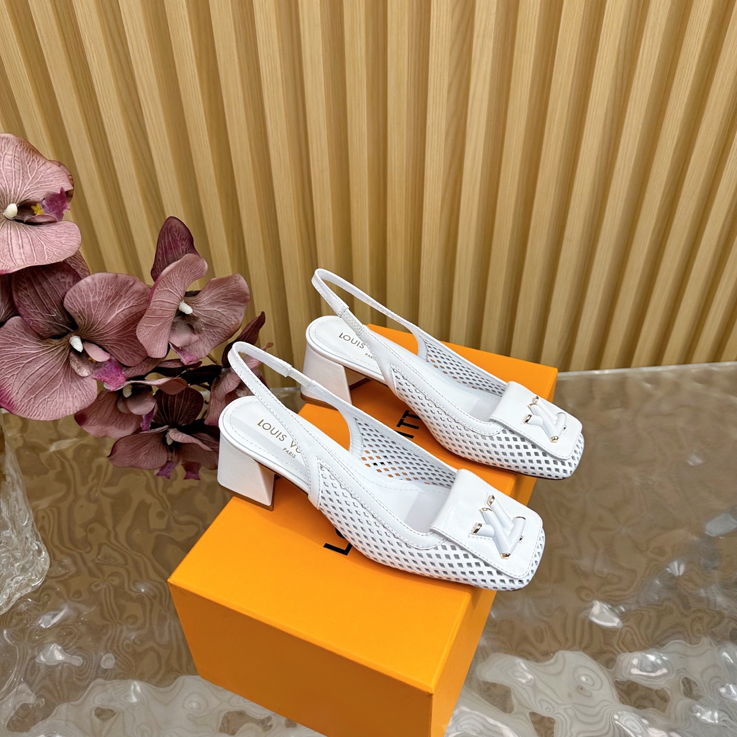 NO:383100,Top version LV | Louis Vuitton 2025 early spring new style medieval sandals The counter is the latest model, the rear empty sandals are new, ———————————————————— Purchase level!  Full of high-end feeling!  A popular model from domestic and foreign bloggers, retro and fashionable, beautiful!  Official website main model★ Original cowhide upper, imported sheepskin lining, outsole original Italian leather outsole, heel height 3.5cm-5.5cm (order note) Shoe size: 35-39 (customized for 40, 41, 42, no return or exchange), high heels, louis vuitton, louis vuitton, sandals, high heels, cowhide, sheepskin, Leather soles19860909顶级版本LV | 路易威登   2025早春新款 中古风凉鞋 专柜主打最新款 后空凉鞋硬货上新 ——————————— 代购级别！高级感十足！国内外博主刷爆的一款,复古又时髦上脚美炸了！官网主推款★ 鞋面原版牛皮 内里进口羊皮里 大底原版意大利真皮大底 跟高3.5cm—5.5cm（下单备注） 鞋码: 35-39（40、41、42定制不退换）,高跟鞋凉鞋,louis vuitton,louis vuitton,sandals,high heels,cowhide,sheepskin,Leather soles,Women's Shoes