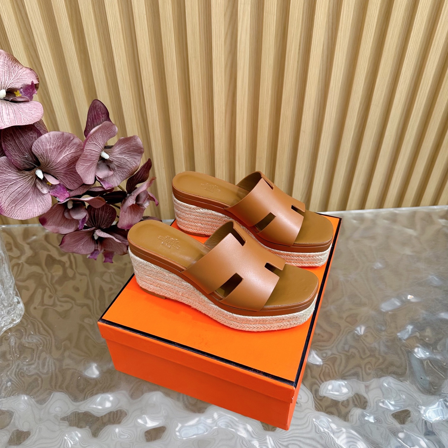 NO:383063,The new counters in 2025 are updated simultaneously. Hermès/Hermès classic hemp rope thick-soled slippers ——————————— Extremely retro design, strong exotic style, full of fashionable feeling, and accent on your feet. Simple styles are great if you match them with a high-end feel. It is hard not to like versatile colors and smooth lines!  The fabric is made of custom imported cowhide/yangjing/palm cowhide. The inner inner foot pads are all lambskin. Outsole imported cowhide from Italy. Size35-39 (customized by 40/41/42), high heels, hermes, hermes, high heels, slippers, cowhide, sheepskin, sheep198609092025新款专柜同步更新 Hermès/爱马仕经典麻绳厚底拖鞋 ———————————— 极约复古的设计 浓厚的异域风情 时髦感十足、随便上脚都很有腔调 简简单单的款式随便搭配一下高级感就很棒 百搭的颜色流畅的线条很难不爱！ 面料采用定制进口牛皮/羊京/掌纹牛皮 内里内里垫脚均为小羊皮 大底意大利进口牛皮大底 Size35-39(40/41/42定制）,高跟鞋拖鞋,hermes,hermes,high heels,slippers,cowhide,sheepskin,sheep,Women's Shoes