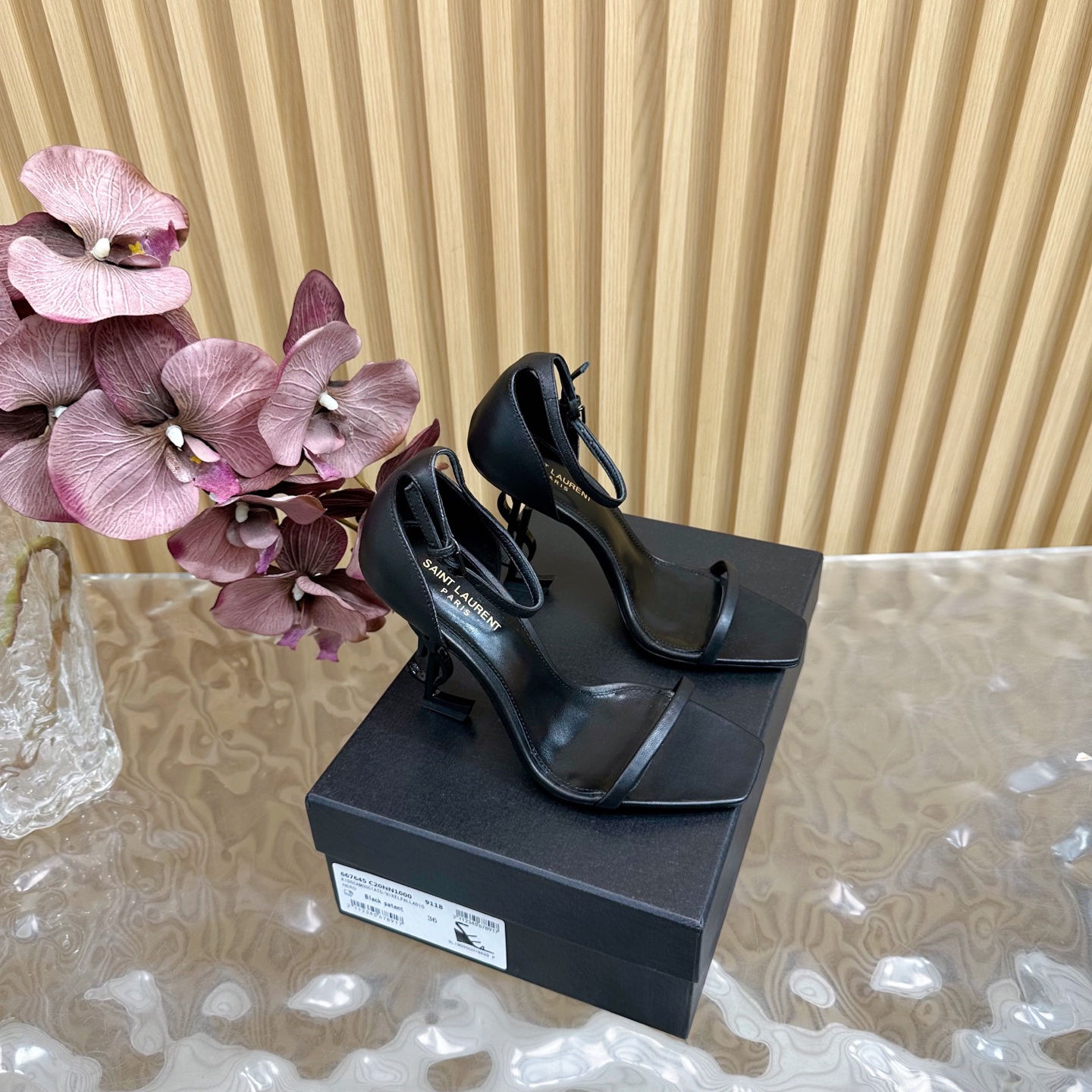 NO:383075,Saint Lauren*YSL Saint Laurent classic spring and summer letter heels, one-strip high heels sandals —————————————— High heels that cut men and women. Love it. It is worthy of being the brand that understands women the most. It is sold out immediately after launching. Especially the side lines are smooth and naturally slim, making the whole pair of shoes feel layered and feminine. No matter what style you usually have, please try it!  The upper is made of imported beef patent leather, the inner is mixed-bred sheepskin Italian leather outsole Heel height 10.5cm Size35-39 (customized by 34/40/41/42), high heels sandals, saint laurent, saint laurent, saint laurent, saint laurent, sandals, high heels, sheepskin, Leather soles19860909Saint Lauren*YSL圣罗兰经典春夏字母跟 一字带高跟凉鞋 ——————————— 斩男又斩女的高跟鞋 爱了 不愧是最懂女人的品牌 上新即售空 尤其是侧面线条设计流畅自然还很显瘦 让整双鞋层次感十足又富有女人味 不管你平时什么风格 请你一定要试试它！ 鞋面采用进口牛漆皮 内里是混种羊皮 意大利真皮大底 跟高10.5cm Size35-39（34/40/41/42定制）,高跟鞋凉鞋,saint laurent,saint laurent,saint laurent,sandals,high heels,sheepskin,Leather soles,Women's Shoes