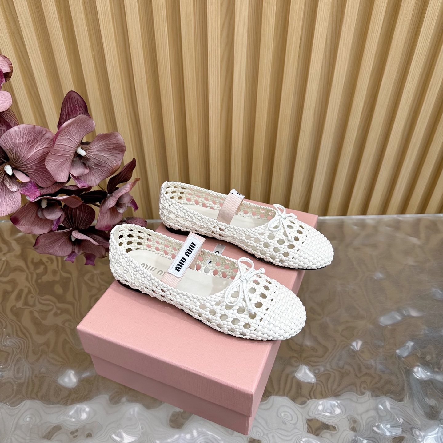 NO:383074,Miao Miao New woven ballet Mary Jane single shoe series has a new miumiu ————————— ★★★★★★★ The latest show of Paris Fashion Week, a new series of opening and openings that coexist with comfort and fashion, pointy toe and round toe designs with different styles, original custom cowhide cowhide cowhide coquet leather braided lining: original custom sheepskin lining, coquet footbed, original genuine leather soles shoe size: 35-39 (34, 40, 41 customization, no return or exchange) Delivery luxury latest counter full packaging, ballet shoes, miumiu, mary jane, cowhide, sheepskin, Leather soles19860909缪 缪 新款编织面芭蕾舞玛丽珍单鞋系列上新miumiu —————————— ★★★★★ 巴黎时装周最新走秀款,舒适度与时髦度并存的开挂全新系列,尖头与圆头设计搭配不同风格需求 鞋面原版定制牛皮编织  内里: 原版定制羊皮内里,牛皮垫脚 大底原版真皮大底 鞋码: 35-39（34、40、41定制不退换） 配送豪华最新专柜全套包装,芭蕾舞鞋,miumiu,mary jane,cowhide,sheepskin,Leather soles,Women's Shoes