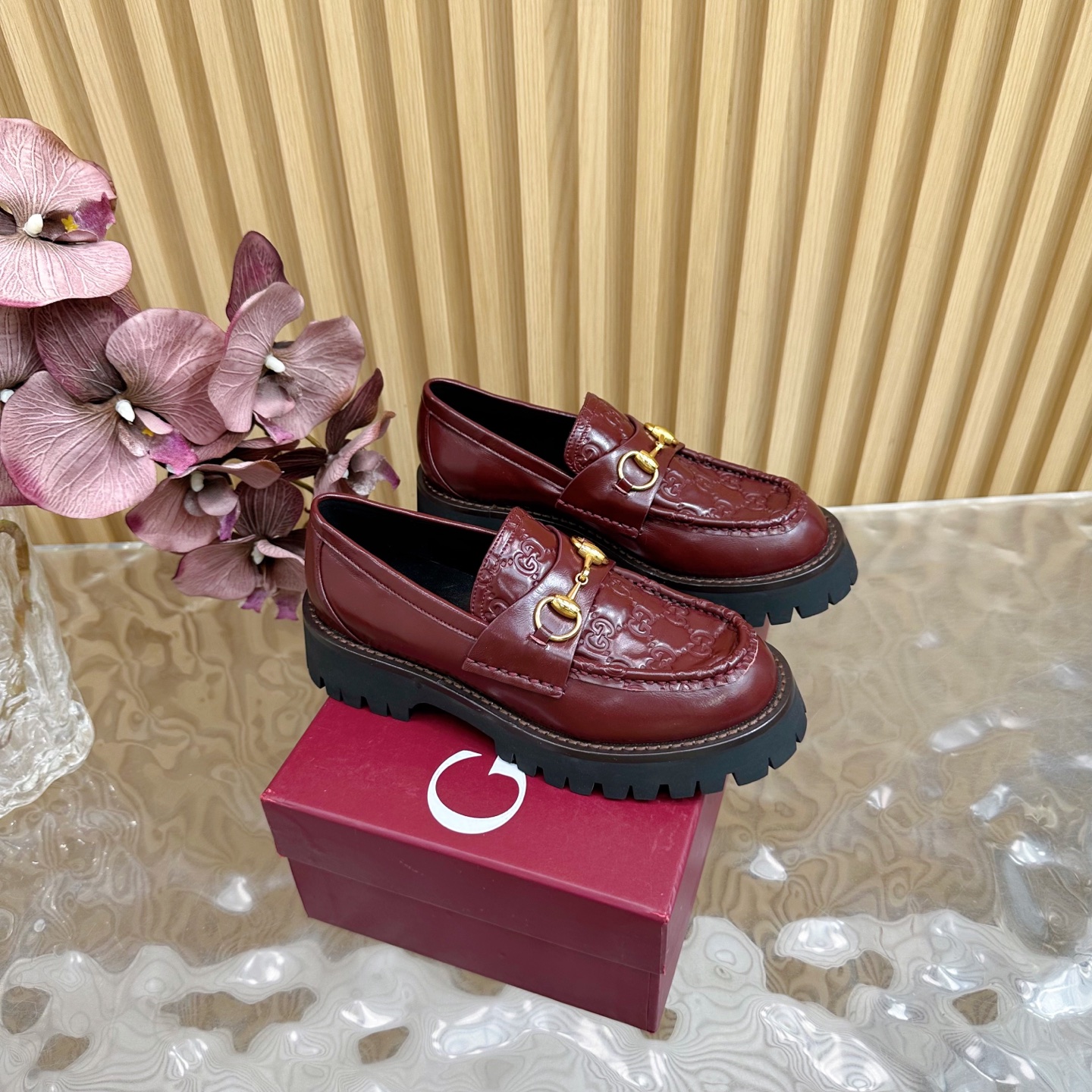 NO:384896,Gucci/Gucci Summer New Saddle Buckle Horse Bed Loafers Essential Shoe Cabinet Original Last High-end Quality —————————————————————————————————————————— The recognizable double rings and long strips of this sandal make the high-heeled water table sandals more decorative. As a tribute to the origin of the brand’s equestrian, the horse bits have been baptized by time, integrating the rich historical heritage of the water table with modern fashion style. Fabric Yangjing/Cowhide Inner Sheepskin footbed Outsole Original rubber sole Size 35-42 (40, 41, 42 custom made, no return or exchange), Loafers, gucci, loafers, sandals, cowhide, sheepskin, sheep19860909Gucci/古奇夏季新品马鞍扣 马衔扣乐福鞋 鞋柜必备款 原版套楦 高端品质 ——————————— 这款凉鞋颇具辨识度的双环和长条元素令这鞋高跟水台凉鞋更具装饰感.作为对品牌马术本源的致敬之作,马衔扣历经时间洗礼后,将水台厚重历史底蕴与现代时尚型格融为一体 面料 羊京/牛皮 内里 羊皮垫脚  大底 原版橡胶底 码数 35-42（40、41、42订做不退换）,乐福鞋,gucci,loafers,sandals,cowhide,sheepskin,sheep,Women's Shoes