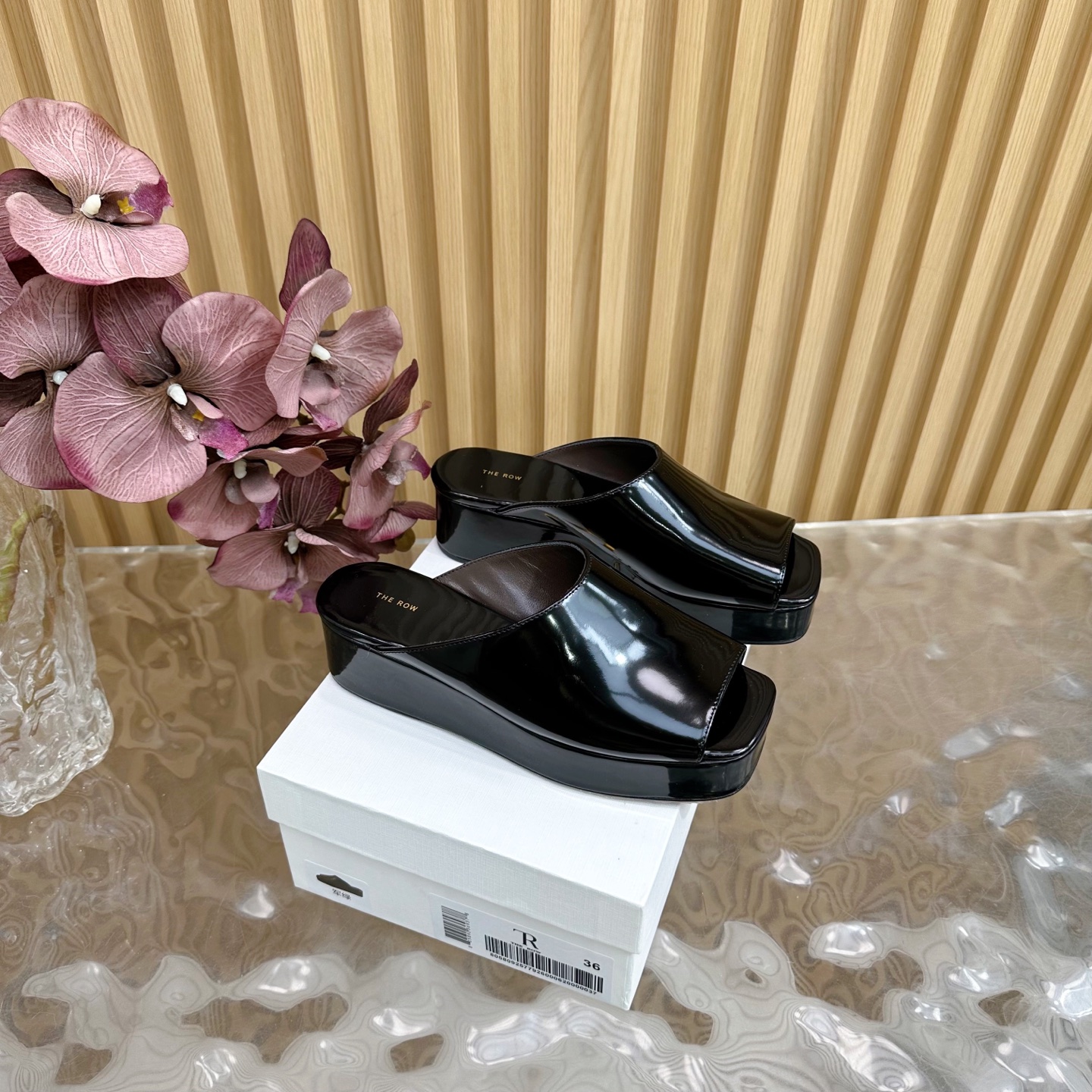 NO:384874,The Row sandals slippers —————————————————————— It is a favorite of fashion experts. The new products of each season can firmly grasp everyone's attention. This small heel continues the brand's usual minimalist style, with a simple and elegant design, revealing an intellectual and elegant temperament, smooth and tension, and can easily control it for daily travel or special occasions, allowing you to instantly transform into a goddess of temperament. The pointed-toe design is really irresistible. It is clean and neat and fully open, not only perfectly modify the shape of the feet, but also has a retro and elegant charm, which makes people fall in love with it at a glance. The upper is opened with the beads, the inner footbed is imported cowhide, the sole is imported original sole (3cm, 5cm) Size 35-39 (40 customization, no return or replacement), slippers, sandals, slippers, cowhide19860909顶级版本TheRow凉鞋拖鞋 ——————————— 简直是时尚达人们的心头好,每一季的新品都能牢牢抓住大家的眼球.这款小跟鞋延续了品牌一贯的极简风格,设计简洁大气,透露出一种知性优雅的气质,线条流畅而富有张力,无论是日常出行还是特殊场合,都能轻松驾驭,让你瞬间变身气质女神. 尖头设计,那真的是让人无法抗拒.它干净利落,气场全开,不仅能完美修饰脚型,还自带一种复古优雅的韵味,让人一眼就爱上. 鞋面开边珠 内里垫脚进口牛皮 鞋底进口原版鞋底（3cm,5cm） 尺码35-39(40定制不退不换),拖鞋,sandals,slippers,cowhide,Women's Shoes