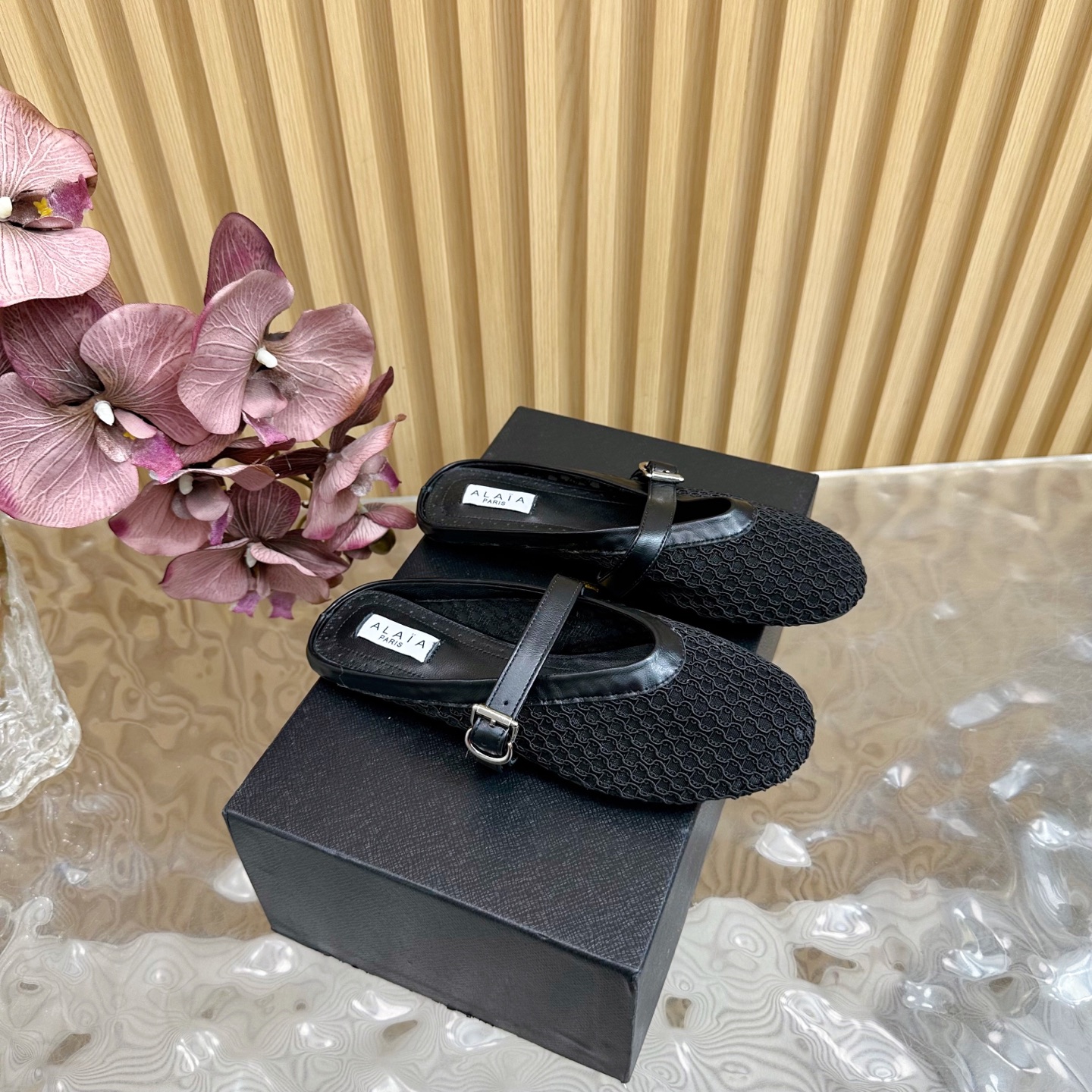 NO:386255,Alaia classic retro mesh flat half-slippers ————————————— Full of girlish style, modern and retro flavor, very simple and atmospheric. Whether it is a skirt, dress or jeans, it can be the finishing touch!  Custom imported mesh material of upper, tiptoe imported sheepskin, original mold opening custom rubber outsole, size 35-39 (customized by 40/41/42), semi-torque, alaia, slippers, skirts, jeans, sheepskin19860909Alaia经典复古网面平底半拖鞋 —————————— 满满的少女风 既摩登又复古的味道 非常的简约大气 不管是半身裙 连衣裙还是牛仔裤 它都能成为点睛之笔！ 鞋面定制进口网面材质 内里踮脚进口羊皮 原版开模定制橡胶大底 码数35-39（40/41/42定制）,半拖,alaia,slippers,skirts,jeans,sheepskin,Women's Shoes