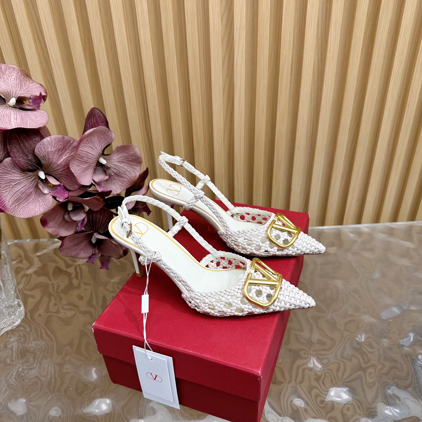 NO:416547,2025 catwalk high-version Valentino high-heel braided net sandals single shoes beautiful texture very easy to match, can be worn in any season ————————————— Valentino's series interprets a new fashion charm, continues the super high-heel design, and is favored by well-known overseas bloggers. Tens of millions of fans and bloggers are passionately interpreted and sold at home and abroad. It has been out of stock at home and abroad. The top version candy color matching, each color is beautiful. Upper cowhide, imported sheepskin, sole genuine leather outsole, heel height 7.5cm, package full set of original packaging, size 35-42 sizes (40.41.42, no return or replacement), high heels sandals, valentino, valentino, sandals, high heels, cowhide, sheepskin, Leather soles198609092025走秀款高版本Valentino 高跟编织网 凉鞋 单鞋 绝美的质感 非常好搭配,任何季节可穿 ——————————— 华伦天奴此系列演绎全新时尚魅力 延续超高跟设计,深得海外知名博主青睐 千万粉丝博主倾情演绎,畅销海内外 国内已经断货,顶级版本 糖果色配色,每个颜色都是绝美 鞋面牛皮编织 内里进口羊皮 鞋底真皮大底 跟高7.5cm 包装全套原版包装 码数35一42码（40.41.42不退不换）,高跟鞋凉鞋,valentino,valentino,sandals,high heels,cowhide,sheepskin,Leather soles,Women's Shoes