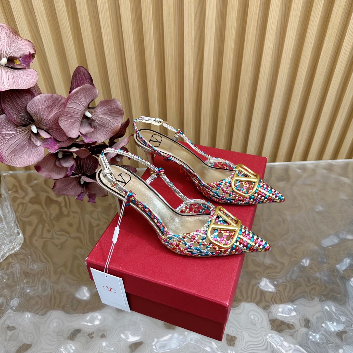 NO:386236,2025 catwalk high-version Valentino high-heel braided net sandals single shoes beautiful texture very easy to match, can be worn in any season ————————————— Valentino's series interprets a new fashion charm, continues the super high-heel design, and is favored by well-known overseas bloggers. Tens of millions of fans and bloggers are passionately interpreted and sold at home and abroad. It has been out of stock at home and abroad. The top version candy color matching, each color is beautiful. Upper cowhide, imported sheepskin, sole genuine leather outsole, heel height 7.5cm, package full set of original packaging, size 35-42 sizes (40.41.42, no return or replacement), high heels sandals, valentino, valentino, sandals, high heels, cowhide, sheepskin, Leather soles198609092025走秀款高版本Valentino 高跟编织网 凉鞋 单鞋 绝美的质感 非常好搭配,任何季节可穿 ——————————— 华伦天奴此系列演绎全新时尚魅力 延续超高跟设计,深得海外知名博主青睐 千万粉丝博主倾情演绎,畅销海内外 国内已经断货,顶级版本 糖果色配色,每个颜色都是绝美 鞋面牛皮编织 内里进口羊皮 鞋底真皮大底 跟高7.5cm 包装全套原版包装 码数35一42码（40.41.42不退不换）,高跟鞋凉鞋,valentino,valentino,sandals,high heels,cowhide,sheepskin,Leather soles,Women's Shoes